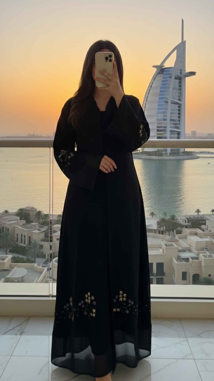 العنوان: فخامة إماراتية يدوية الصنع - قطعة واحدة فقط لكل العراق! 🇦🇪✨
​لكل محبات التميز، متوفرة حالياً قطعة "One of One" (واحدة فقط في العالم) بتصميم إماراتي راقي وشغل يدوي دقيق.
​المواصفات:
​الحالة: جديدة تماماً.
​المنشأ: صناعة يدوية في الإمارات العربية المتحدة (UAE Handmade).
​التصميم: عباية سوداء ملكية بتطريز ورد ناعم، مع نهايات شيفون فاخرة تعطي طابعاً أنيقاً ومختلفاً.
​التميز: قطعة فريدة لن تجديها عند أي شخص آخر.
​السعر والعرض الخاص:
​السعر: 55,000 دينار عراقي فقط.
​التوصيل: مجاني تماماً (0 دينار) لكافة محافظات العراق 🇮🇶🚚.
​للحجز: *********** بغداد, العراق
