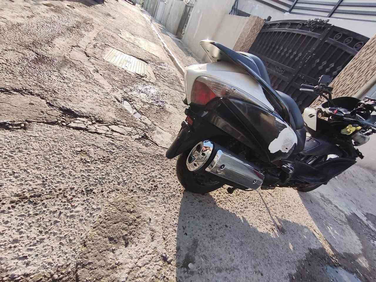 السلام عليكم سلفر جيتي الدراجه نضيفه بس بيه حادث مكينه خرسه المكان بغداد بلديات  *********** للستفسار
