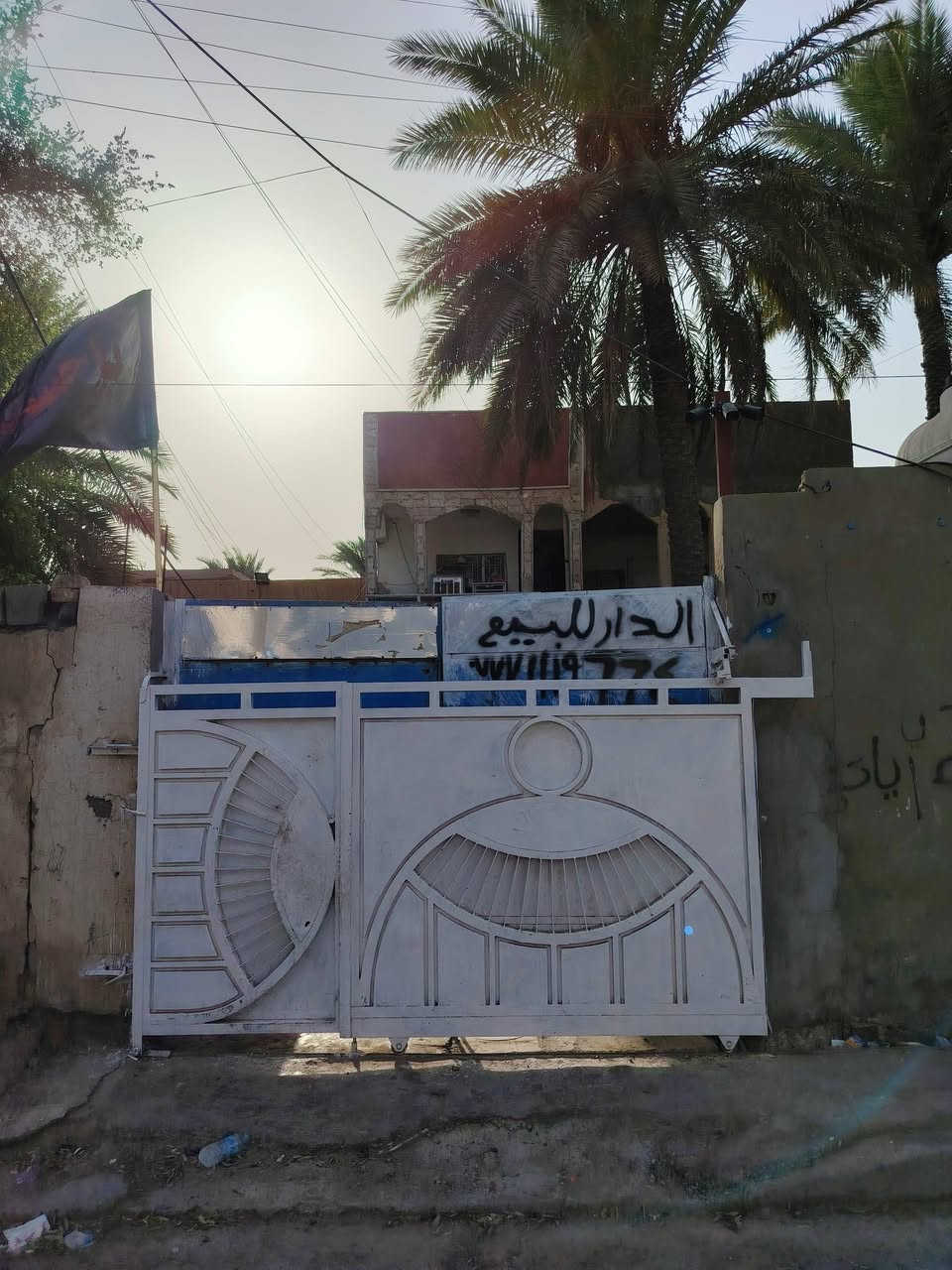 دار طابو صرف للبيع ماساحت البيت ( 130 متر ) واجهت البيت 4و ربع نزاله 30 متر ( العنوان الشعب بوب الشام شارع المشایخي قرب ملعب رسول ) طابقین بناء طابوك صب
مسلح يحتو غرف نوم ثنین 5 في 4 
+ استقبال 8 في4+ مطبخ 5 في 4+ صحیات دخلیه وخارجیه + صاله 4 في 4 + ترك 1 في 4+ 
طرمه 13 في 4 البيت بسمي  للتصال *********** بي وتساب
