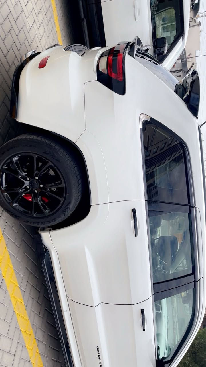 السلام عليكم
للبيع خليجي مكفول 
جيب كراند شيروكي SRT  6400 
الموديل (2013 ) خليجي  فول 
المحرك   6400cc.  srt  V8 
رقم بغداد الجديد مميز  
المواصفات 
دفع رباعي 
كشنات جلد وكنتاره 
المقاعد الأمامية كهرباء
ذاكره لحفظ وضعيات الجلوس 
المقاعد الأمامية تبريد مع التدفئه
المقاعد الخلفية تدفئة
ويل قياس 20 انج 
مقود السائق كهربائي
داخل كربون فايبر 
سقف بانوراما 
شاشه كبيره 
مصابيح الاماميه عدسات ليزر
لدات متغير الاوان ع التليفون 
تشغيل عن بعد 
صندوق كهربائي 
 حساسات اماميه
حساسات خلفيه
مرايا متحسسه للضوء العالي 
رادار 
نظام الصوت 16 سماعه مع دمام خلفي
نظام البريك برمبو 6 بستم وخلفي 4 بستم
عليها شتوته afe مغلقه 
اويل كاج كان 
بلكات ريسنك 
ولف حماوه ريسنك 
دوان بايب تفريغ حجر 
برمجة مصطفى ايكل سيفتي 
دبات خلفيه بورلاه اتاك 
صوت حلو مرتب 
للاستفسار 
***********
غير متواجد ع الفيس 
مكان السيارة بغداد 
حي الجهاد 
السعر 18,500 الف دولار 
وبيها مجال بسيط
