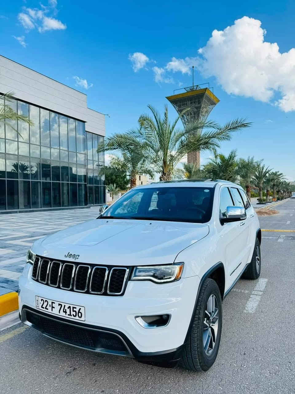 جيب شيروكي  لميتيد 
الموديل : 2020 . (وارد امريكي)
ماشية حالياً 107 
المحرك : V6.  3.6L .
رقم بغداد بأسمي
المواصفات :
* فتحة بانوراما
* شاشه كبيرة 
* المقاعد الامامية كهربائية مع الجلد والتدفئة وتبريد
* نقطة عمياء .
* بانوراما.
* مقود السائق من الجلد  . 
* تدفئة ستيرن . .
* مصابيح امامية زنون . 
* كشافات ضباب بروجكتر زنون . 
* تشغيل عن بعد .
* صندوق كهربائي .
* حساسات خلفية .
* كاميرا خلفية .
* مرايا متحسسه للضوء العالي .  
* بلوتوث تلفون . 
* محدد سرعة . 
* نظام تشغيل واطفاء اوتماتيكي للمحرك للتوفير من صرفالوقود . ( Auto Start System ) .
* 
وبعد بيهة هواي مواصفات. *********** كركوك, العراق
