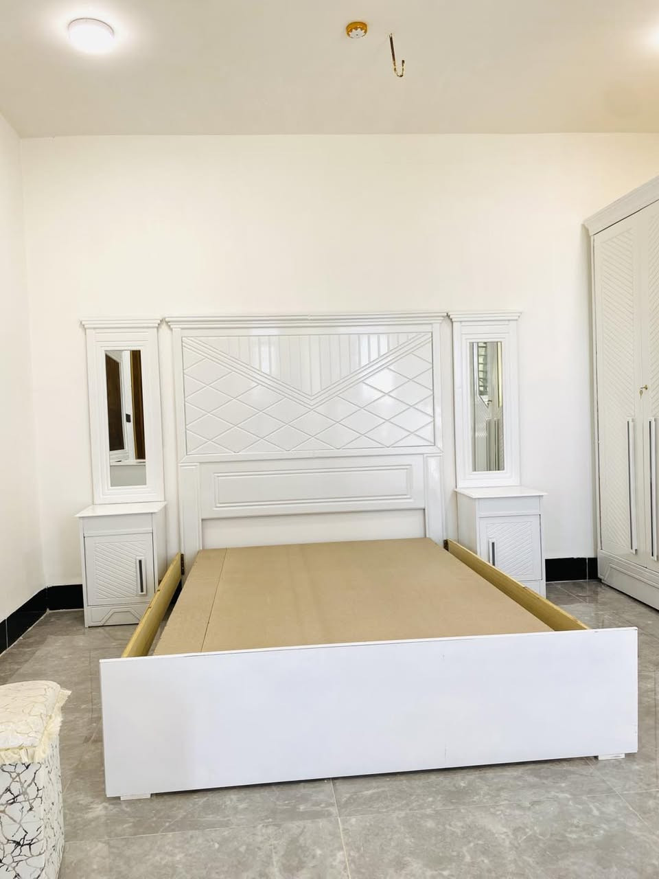 غرفه نوم نجاره عراقيه 8 قطع بسعار تنافسيه 
نوع الخشب كبس . وجه 6 ملم hdf 
                             داخل عادي 4 ملم 
         صبغ حراري (شذره)
مكونات الغرفه ؛
                     كنتور 6 باب 
                     زاويه 2 باب بارتفاع الكنتور 
                     ميز مرايه 
                     تاج جربايه 
                     كومدي جربايه تاج  عدد 2 
                     كومدي تلفاز 
                    طول الكنتور 3,20
                     ارتفاع الكنتور 240
                          ( يده سيبو خشب )
      مع كل غرفه هديه 
توفر شازلونه حسب الطلب 
توفر خدمة شد ونقل 
لمعرفه التفاصيل التواصل مع الصفحه
او على

‏‭0771 335 3142‬

*********** 

#غرف #نوم #عراقيه #اسعار #مناسبه 
#عروض #رمضان
