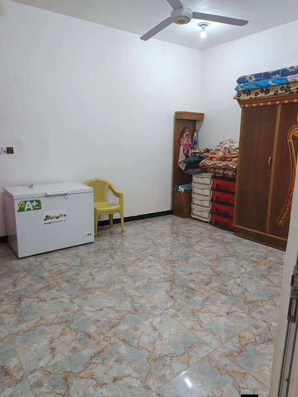 السلام عليكم بيت في حي الحكيم صفحه الدبيه
غريب على فرن العلم 
البناء طابوق 
البيت غرفتين وصاله ومطبخ واستقبال وصحيات خارجيه وداخليه 
المساحه 210
الوجه10
النزال21

الاستفسارات اتصل على الرقم ***********
