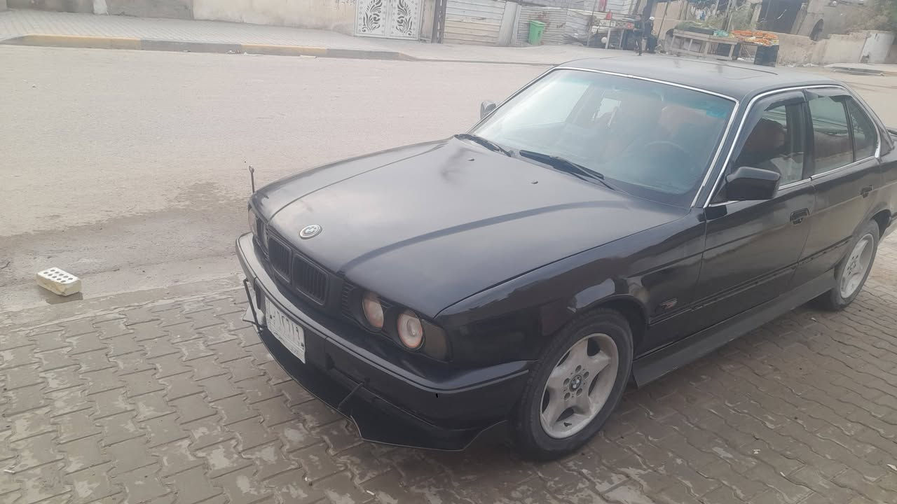السلام عليكم
BMW 525
صبغ عام اسود ملكي للجماليه 
صدر ٧٠ %
كير محرك إثنين ونص ملكه لا تبخير ولا تنقيص خير من الله 
سياره بسمي تحويل مباشر 
كهربائيات شغاله 
باتري جديد 
صلنصه كله جديده 
شاشه أندرويد 
سلايت شغال 
سياره جاهزه ترايك وين متريد 
بيع او مراوس حسب القناعه ٣٧ ورقه 
***********
