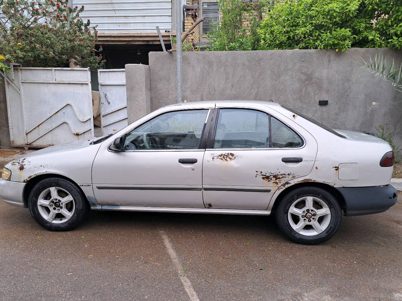 السلام عليكم 
نيسان موديل ٩٧ أيسر بلاد كير اوتوماتيك 
السيارة مسمكرة مابيهه خياسات
كير ومحرك خير من الله
السيارة بأسمي ومكانها بغداد حي التراث
السعر ٣٦ وبيهه مجال بسيط
***********