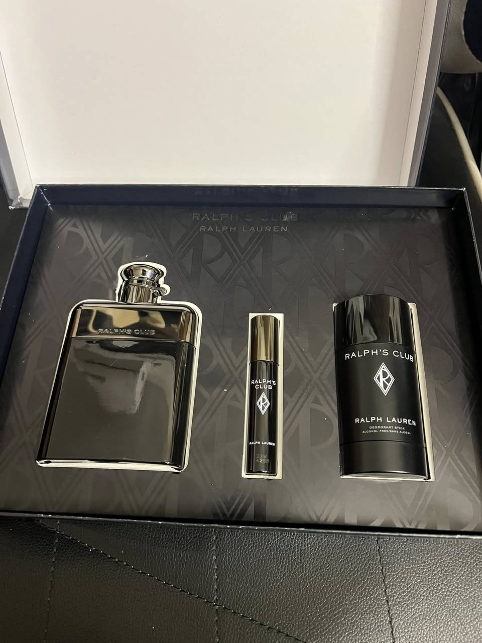 السلام عليكم عطر من Ralph Laurenجديد وغير مستخدم فقط open box ابيع فقط العطر حجمه 100ml وياه السامبل وصورة النوتات مرفقه بالمنشور

سعر ١٠٠ دولار 
مكاني بغداد 
رقم ***********
