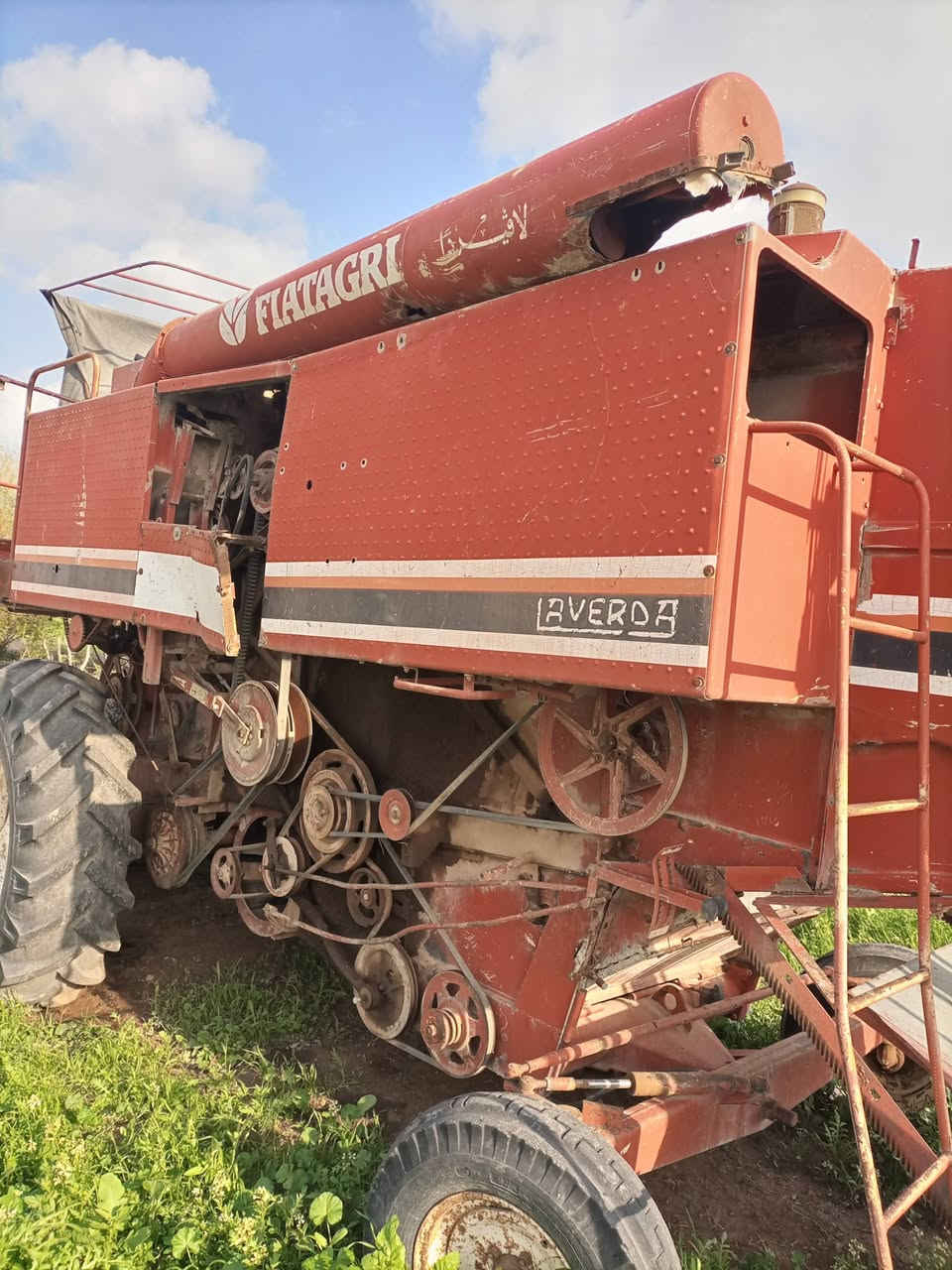 حاصده لافرده للبيع موديل ٨٥ محرك شرط معمل جاهز السعر المطلوب خمسه ونص مليون وبيها مجال شي قليل 
الاتصال ***********
