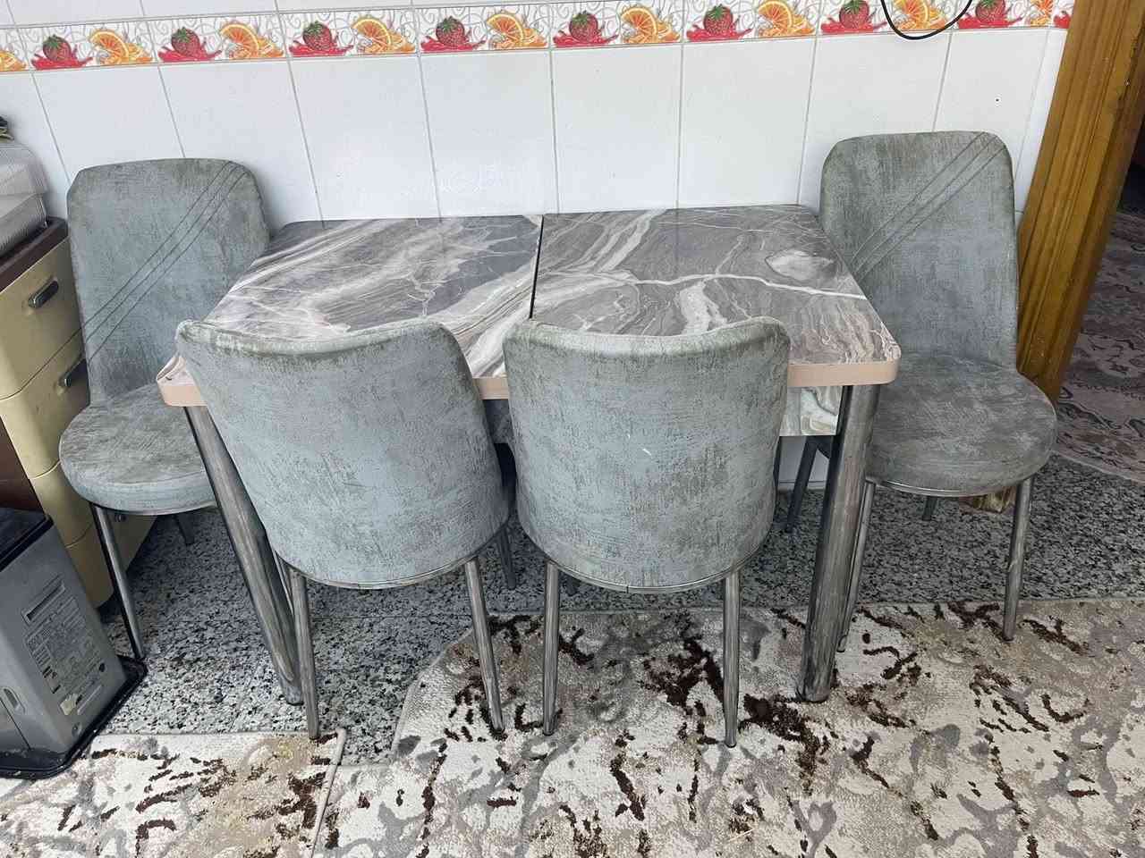 السلام عليكم 
صومية خشب صاج والارجل بلوك وميز طعام 4 كراسي  يتكبر ويتصغر للبيع قيم واخذ المكان بغداد الدورة الكفاءات ***********
