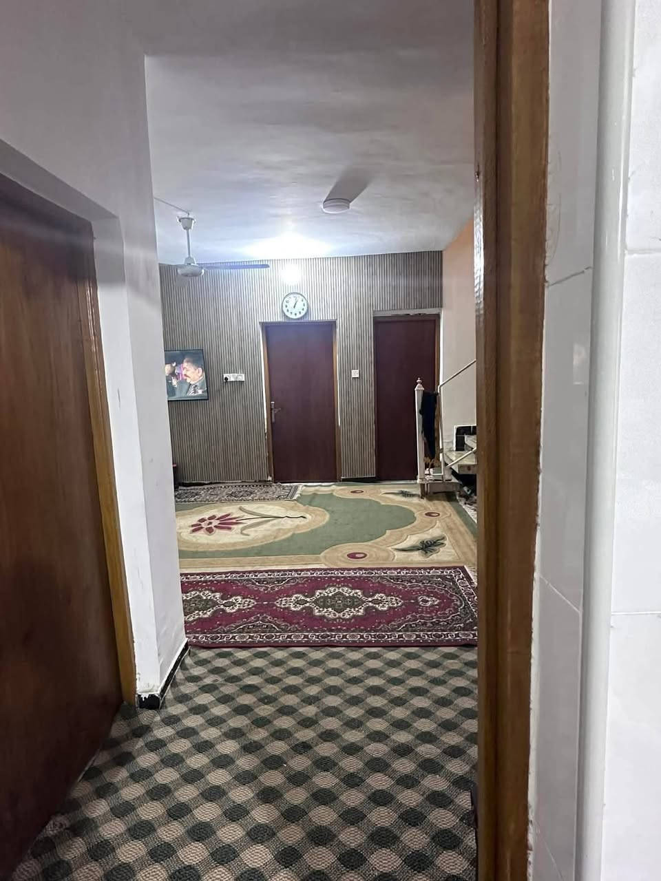 السلام عليكم
بيت للبيع:

الموقع/ العروبة الثالثة / قرب جامع العسكريين

المساحة/ 200متر كابو صرف... للبيع

ركن

يحتوي على:

الطابق الارضي:

غرفة عدد2

 استقبال

هول كببر

مطبخ 

صحيات عدد2

الطابق الاول/

غرفة عدد3 

صحيات/1

***********/رقم الهاتف
