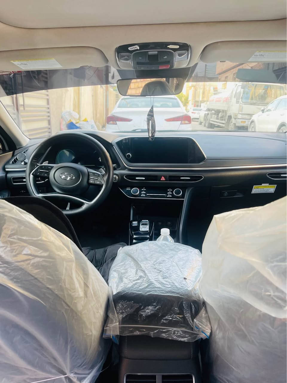 اللهم صل علي محمد وال محمد 
السلام عليكم  

هونداي سوناتا ٢٠٢٣ (هايبرد لمتد) فوووول 1/1
  
مواصفات :
سقف بنوراما 
بصمة ابواب وجنطه
رادار امامي ،خلفي ، جانبي 
حساس امامي ، خلفي
نقط عمياء جانبيه 
سستم كامرات محيطيه 360 
مانع تصادم ، وتحديد مسار ، وقياده ذاتيه
اشاير بالمري ، ومري قلابه عند البگ
لايت زنون فول وبك لايت led 
دواخل جلد تدفئه تبريد ، وستيرن تدفئه
الكراسي تحكم كهربائي ، وخزن ميموري
قطعتين تبريد امامي خلفي تكيفي محيطي
اناره داخليه led متغير الالوان 
شاحن واير لس
بصمة تشغيل عن بعد +ريمونت تقديم ترجيع 
شفتات بالستيرن
بردات بيبان بلاديه  
داتا شو عرض معلومات
شاشة كار بلي ونظام خرائط
عداد ألكتروني متغير الوضعيات
سستم صوت bose محيطي ودمام خلفي 
تشغيل ، وتقديم وتأخير بالسياره عن بعد
انظمة قياده متعدده ، واوتو هولد 
توقف ذاتي عند الرجوع الى الخلف 
 
بدون شواصي بدون لغد 
بدون ايرباك 

السعر : ١٦٧
مكان السيارة : بغداد ، البياع المعالف

الرقم بي واتساب *********** بغداد, العراق
