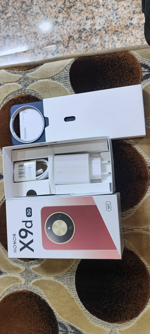 سلام عليكم
 هونر x9d  فايف جي
ذاكره ٢٥٦  عشوائيه 12 +12 = رام 24
بطاريه 8300MA
فاتحينه من الكارتونه وشاحنينه فقط 
ملحقاته ما مستخدمات 
نضافه 100%
مشتري بل قسط 620 ورايده 
سعره 500 
مكاني نجف معارض القديمه 
هاتف ***********
