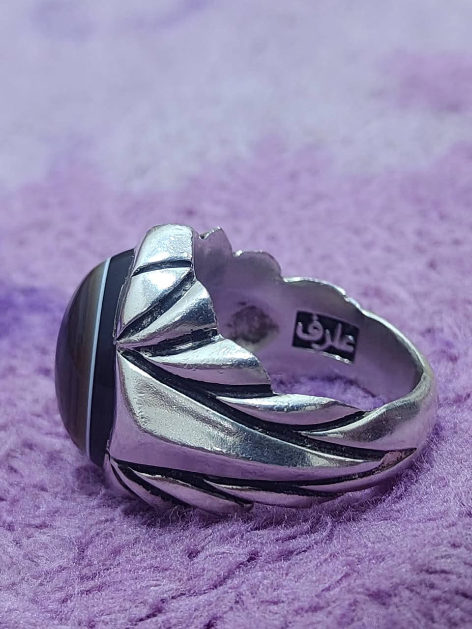 سلام عليكم ورحمة الله وبركاته 
خاتم من الجزع اليماني الاصلي الاصلي الاصلي 
يالله 
خاتم جزع يماني صياغة عارف صياغة ثقيلة جداً 
القياس 22 
الفضة 990
الحجر جزع يماني مصور 
وزن الخاتم 30 غرام 
السعر 210 والله متحصل بهيچ سعر حجي خاتم فول الفول 
او مراوس بسبحة كهرب حسب القناعة واني خادم للطيبين 
عنواني ( النجف الاشرف.. كوفة... حي ميسان ) 
الهاتف (***********)
