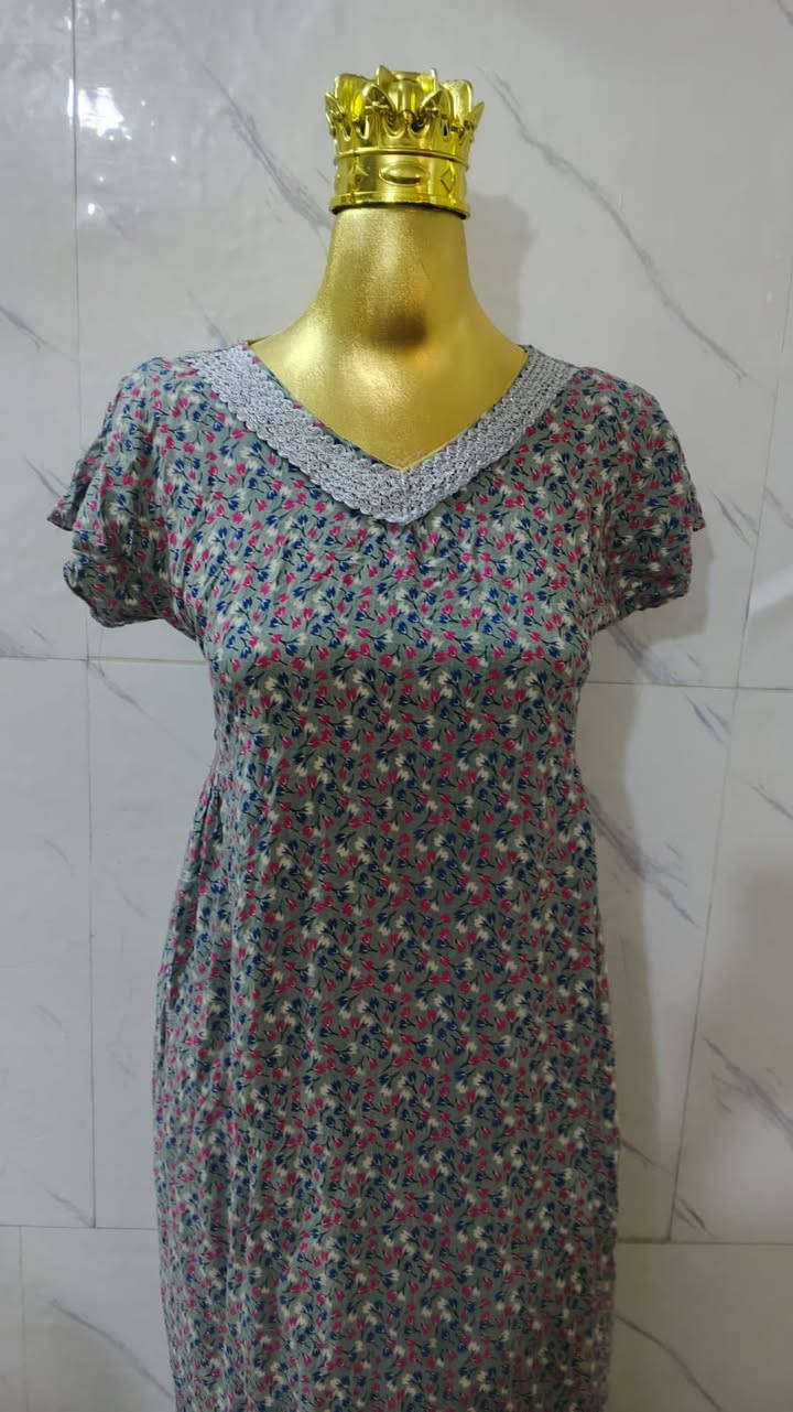 خياطة أم  شمس☀️
تفصيل وتعديل جميع أنواع الملابس النسائية والعبايات داخل مجمع بسماية.
***********
