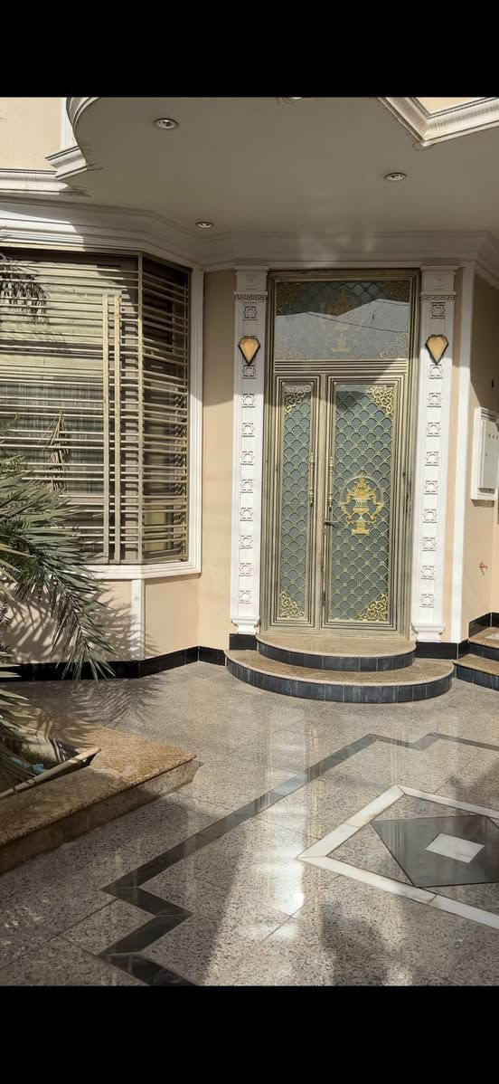السلام عليكم بيت للبيع 250 م البناء 200 م بناء حديث فارغ من السكن تشطيب درجة اولى  الموقع حي العسكري ملك صرف طابو باسمي تحويل مباشر يتكون من غرفتين ومجمع صحيات وصاله ومطبخ واستقبال وحديقه وكراج طابق واحد السعر 365
***********
