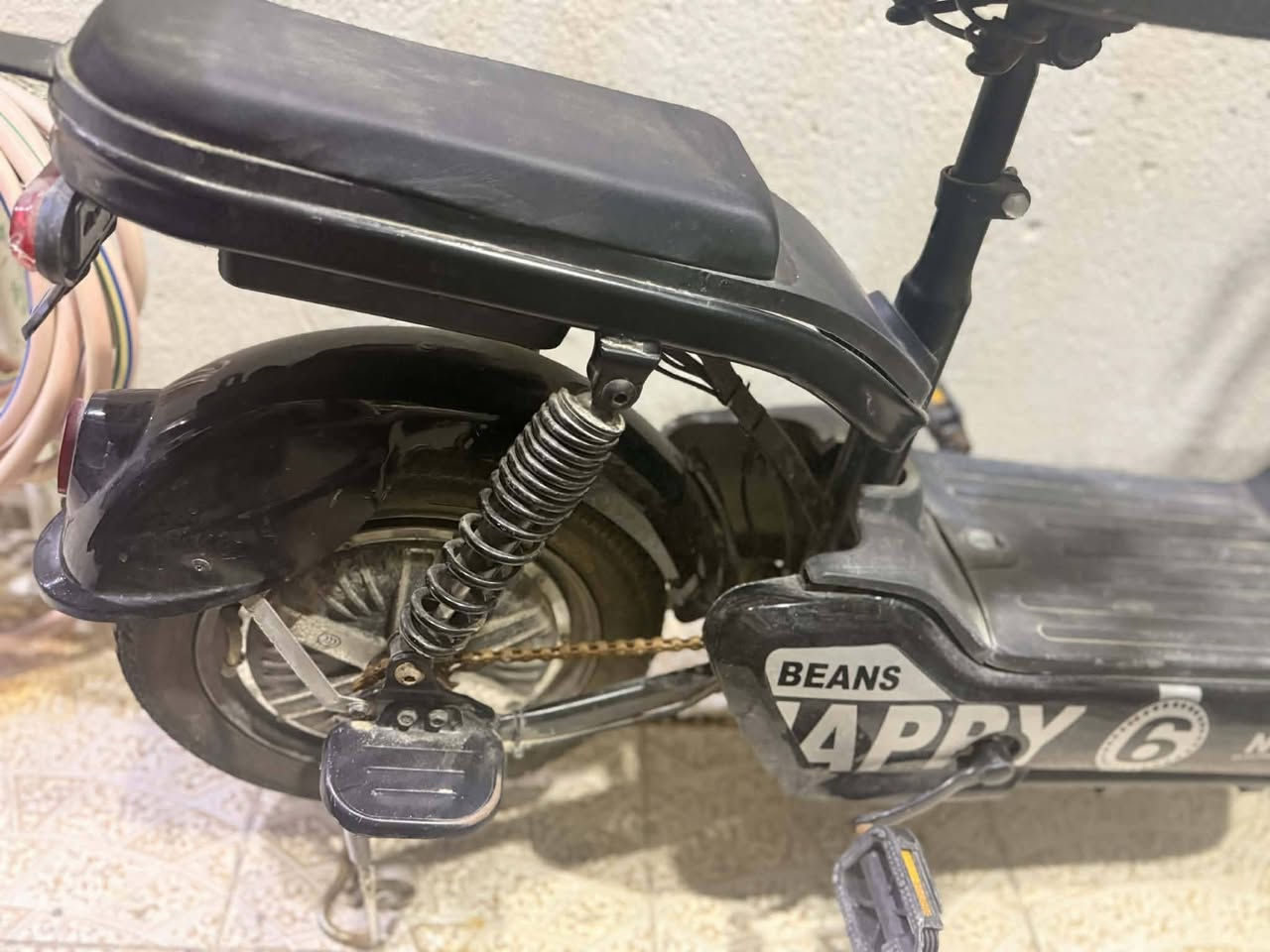 سلام عليكم عندي هاي دراجة شحن سرعتهة 65 اربع سرعات جديدة  للبيع سعر 300 لتصال ***********
