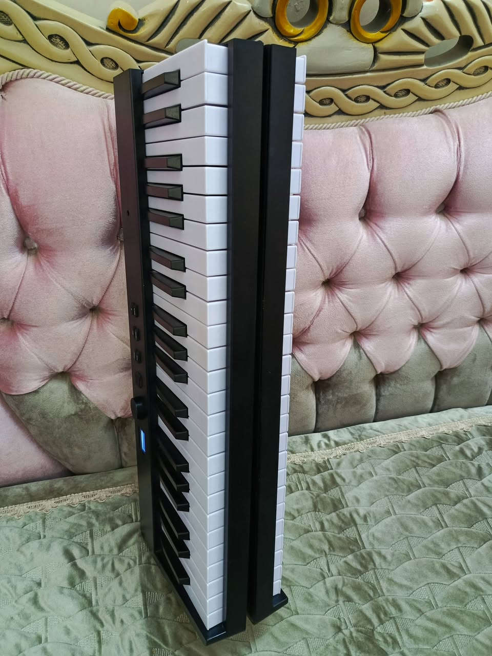 بيانو قابل للطي BX_20للبيع نظافه 100بلميه 
المواصفات
٨٨مفتاح LED حساس للمس 

لمس المفاتيح مشابة للهمر
يحتوي على ١٢٨ صوت (اكوستك بيانو وكيتار وكمان وهارمونيكا وميلوديكا وكاليميا وتشيلو ..)
يحتوي على ١٢٨ ايقاع 
يحتوي على ٣٠ اغنيه مسجلة داخل البيانو 

خاصية مترونوم 
خاصية تسجيل العزف والاستماع اليه 
يربط بالهاتف عن طريق البلوتوث او الكيبل (يدعم اغلب تطبيقات البيانو)
يدعم سماعة سبيكر 
يدعم سماعة رأس هيدفون 
يدعم الربط ميدي 
السعر 175
....***********
