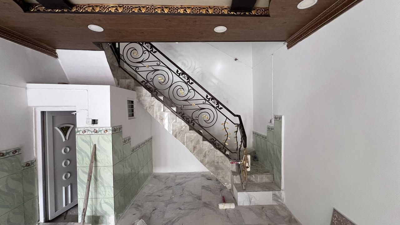 🏡 على بركة الله 🌟

متوفر مشتمل طابو صرف في المشخاب حي الشهيد الصدر 🏘️  
📐 المساحة واقع حال 100م مربع  
📏 الأبعاد 10×10  
📄 في السند 98.5م  

🏗️ البناء طابوق وعكادة نضيف جدا جدا  
🏠 البناء طابق ونصف  

✨ يحتوي على:
🛏️ غرفتين  
🛋️ صالة  
🍽️ مطبخ  
🚪 استقبال  
🚿 صحيات داخلية وخارجية  

📍الموقع مميز جدااا والبناء نضيف ومرتب ✨

💰 لمعرفة السعر علق بـ تم ✅

📞 للاستفسار أكثر مراجعة مكتب حسن الإبراهيمي  
📍المشخاب - شارع سيد جعفر - قرب دار سيد جعفر  
📱 ***********  
📱 0781174
