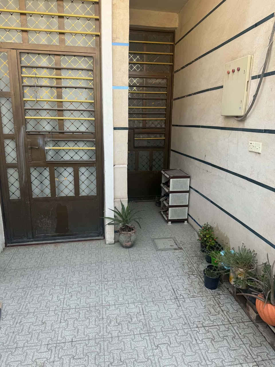 السلام عليكم دار مساحة ١٠٠متر طابو صرف على طابو الكاظميه سبع البور طابق ونص السعر ٨٣
هاتف ***********
