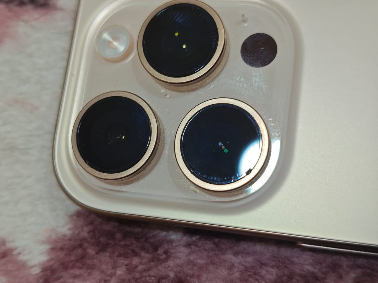 السلام عليكم ورحمة الله
16 pro max 256 
البطارية 100 مشحون 132 قابل للزيادة 
نورمال الجهاز مامبدل اي قطعة بي 
بي فقط طخات بسيطة وصغيرة كلش ولا مبينات الا تركز عليهن ومامأثرات بالاستخدام ولا عالكاميرات موضحات بالصور عدى هذول الطخات الجهاز مكفول من اي خلل 
ملحقاته الكارتون والكيبل الاصلي مال جهاز 
السعر 1,400,000  وقابل للتفاوض بي مجال بسيط 
العنوان بغداد الامين الثانية فلكة الحدادين 
***********
