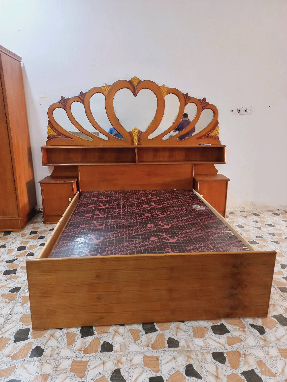 غرفه نوم خمسه باب صاج نضيفه جاهزه صبغ وتلميع مكان كوت حي الجهاد 