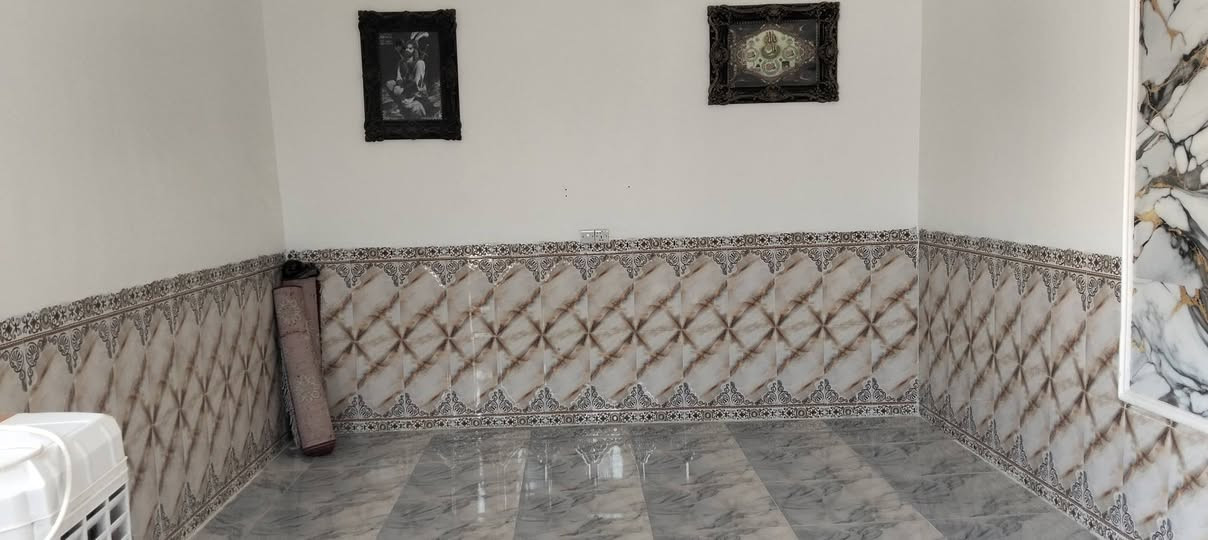 سلام عليكم بيت للبيع المكان فرع ابو المامش حي العدل المساحه 200متر بيه قرفتين وصاله ومطبخ ودوانيه وحوش اربع مترات ونص وعرضه سبع مترات الستفسار عل الرقم***********
