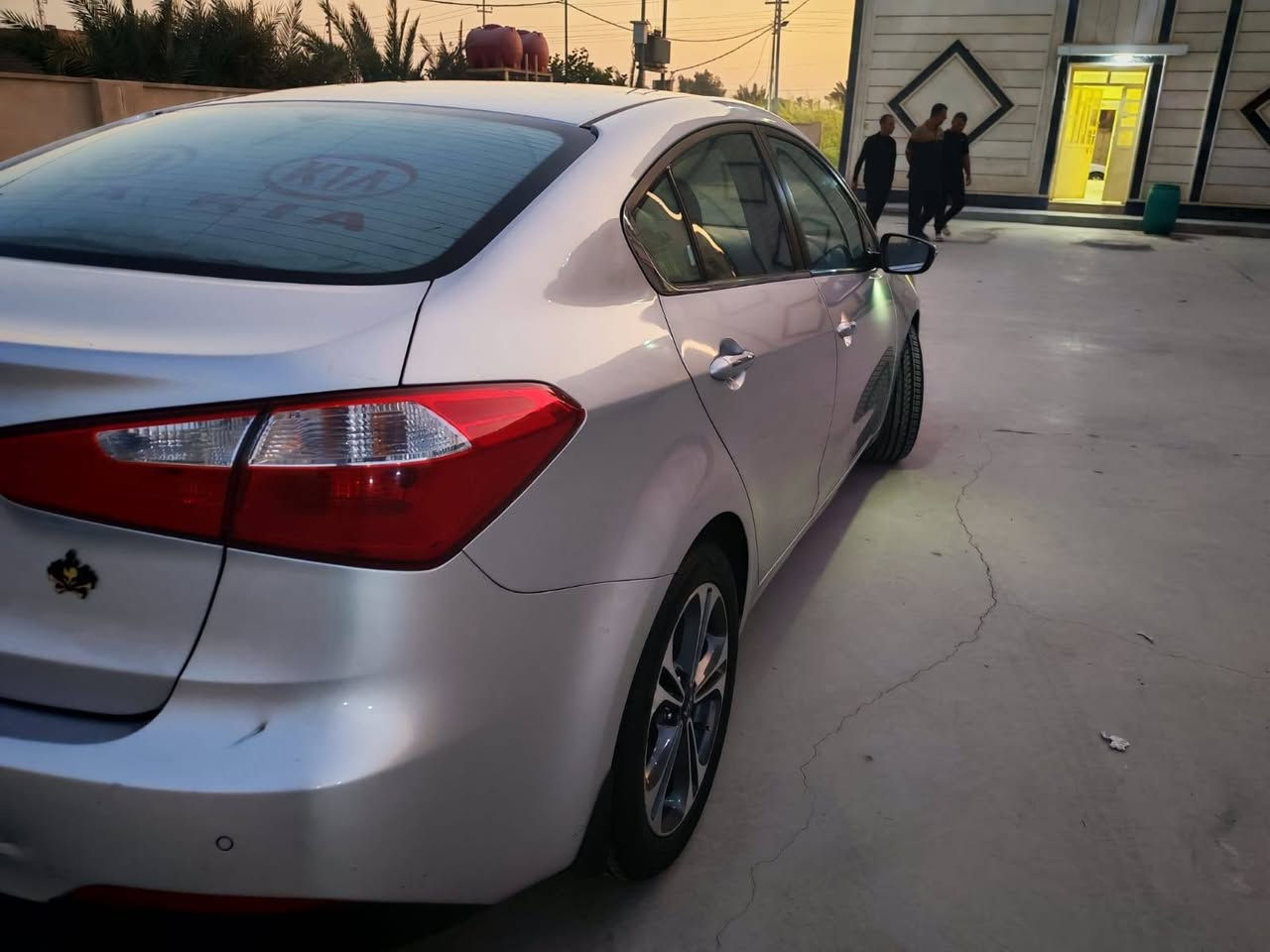 السلام عليكم كيا سيراتو خليجية موديل 2014 سياره كفاله عامه عدا باب السائق سياره فول موصفات عدا الفتحه سياره جديده استخدام شخصي مكان السياره بصره للاستفسار الاتصال ***********
