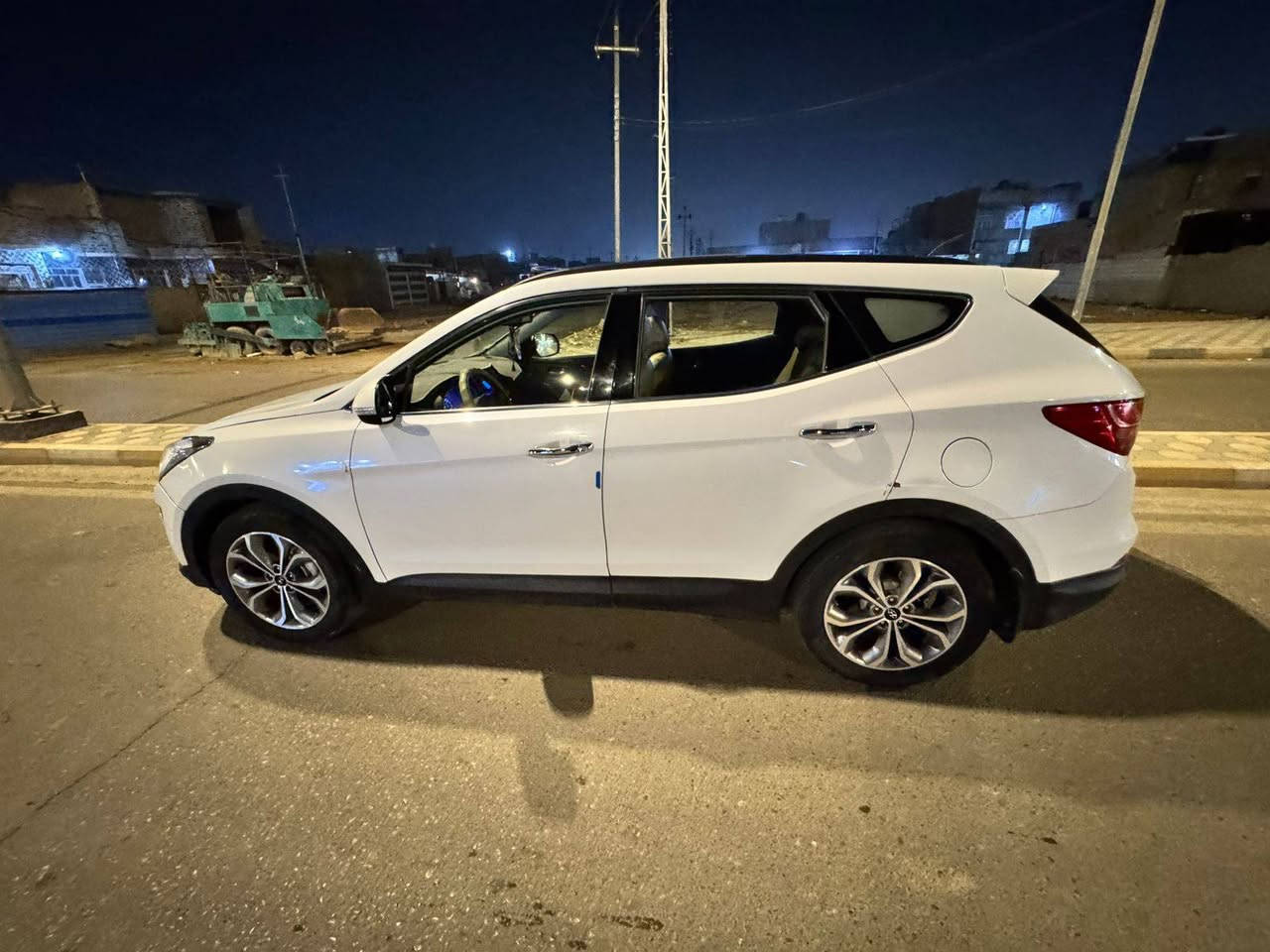 للبيع
هيونداي سنتافي 2015  
رقم بغداد مميز  مشروع وطني 
وارد خليجي  (( السياره مبدل بيه بس بنيد لسبب حادث بل عراق ))
فول مواصفات  
محرك 6 سلندر  
7 راكب  
ماشيه 187 ألف كم
السعر 188 وبيه مجال 
 📞 ***********
مكان السياره محافظة ميسان /العماره
