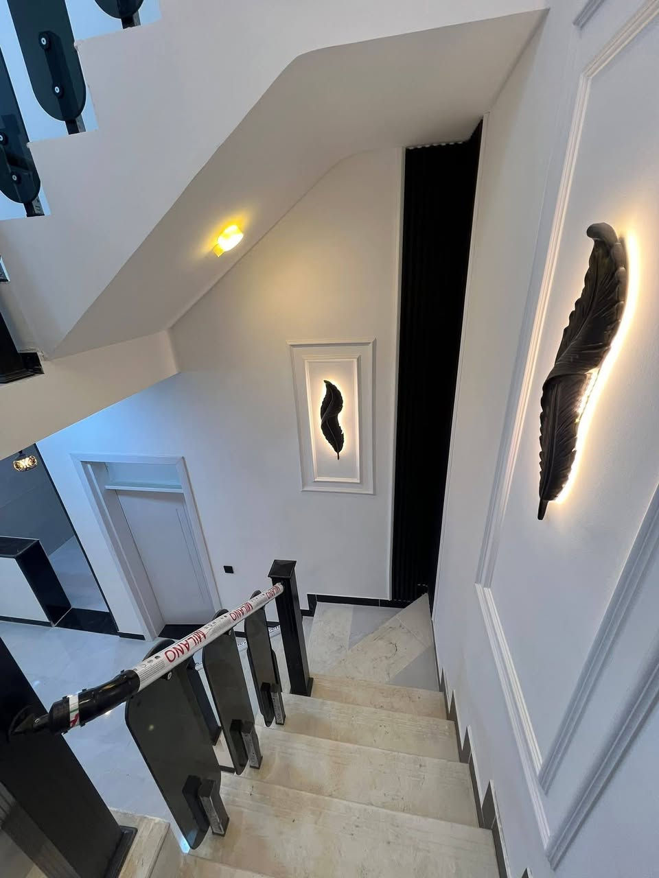 السلام عليكم
الدار للبيع المساحه 100متر  طابقين وبيتونه 
 واجهة 6وربع نزال 16 متر 
الموقع الدورة البعيثه مجمع  السلطان الاول خامس فرع من الشارع العام 
 الدار يحتوي على 3 غرف نوم وصالة واستقبال  ومطبخ وخدمات عدد 3
ملاحظه الدار بأسمي مباشر بدون دلاليه تنازل شركه بأسمي 

***********
