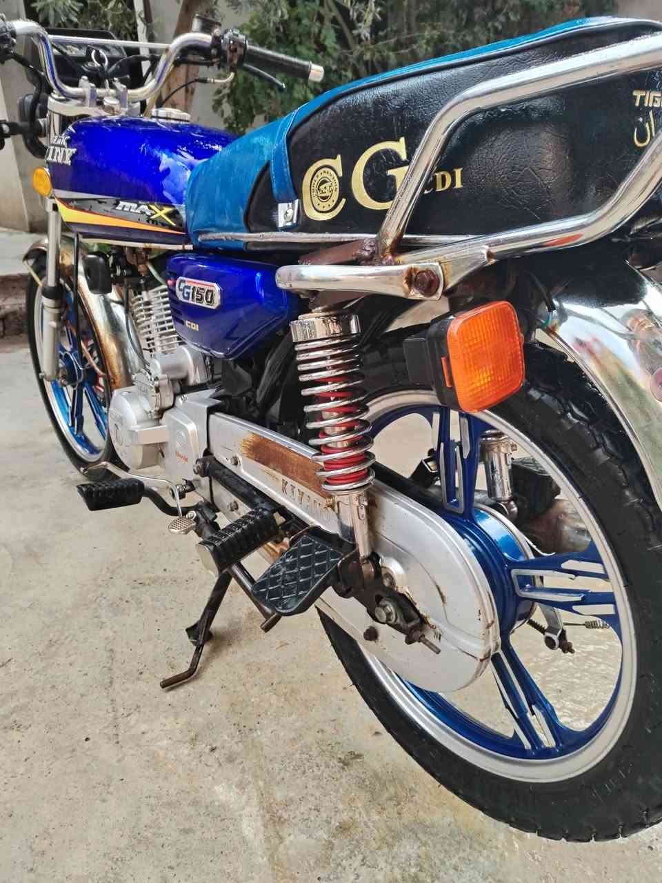 السلام عليكم
موطور للبيع سافان موديل 2022

نضافه فول محرك مفتوح

كهربائيات كله شغاله بريكات

تايرات جديد

5 كير سلف

السعر 475

شراي اتصل ***********
