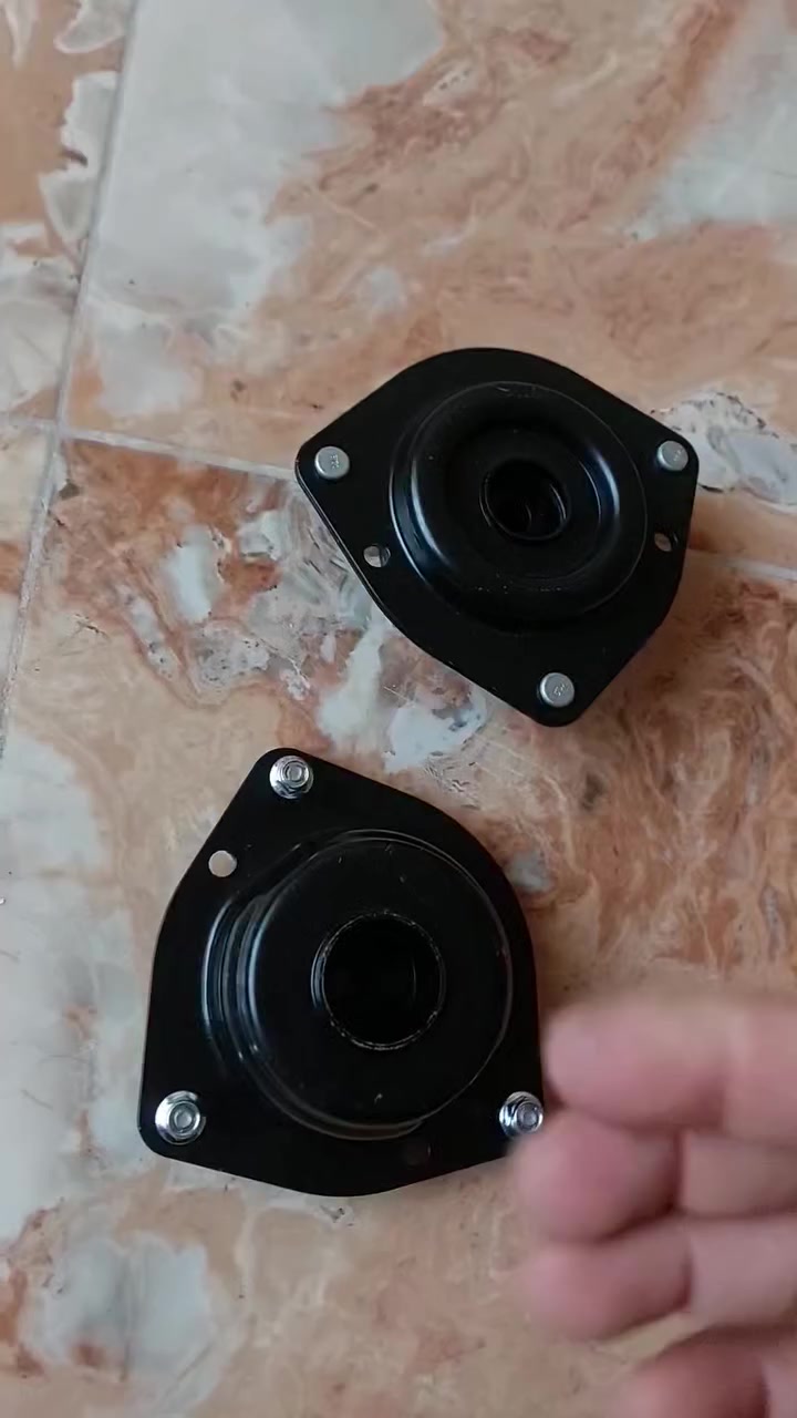 السلام عليكم.  قواعد دبل لسيارات كلايزر7راكب وكرفان لموديلات 91_95 96_2000 2001_2007. سعر القطعة الواحدة 25الف.كما يوجد توصيل لجميع محافظات العراق وتساب او اتصال ***********
