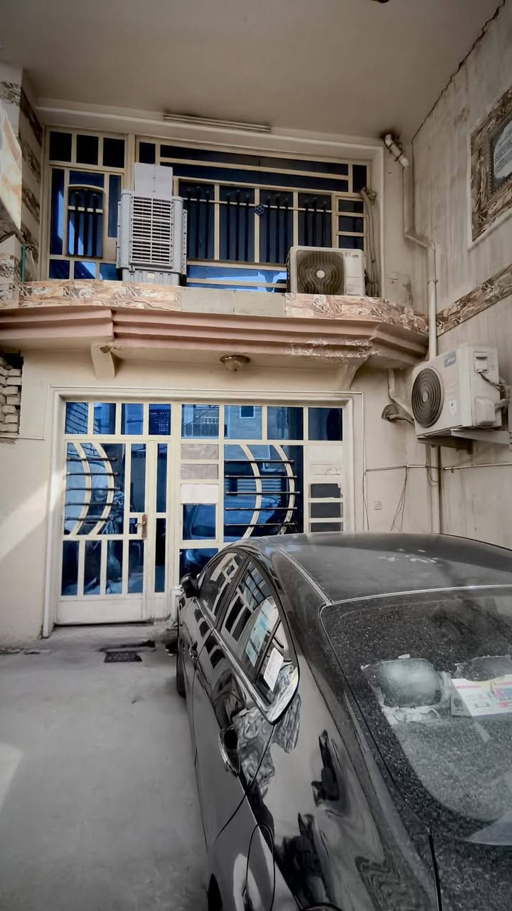 مشتمل للبيع
حي الجهاد خلف مطعم ريلاكس سابقا 
التفاصيل الواجهة ٥ النزال ٢٠
كراج كبير 
صالة ٦×٥  مطبخ ٦×٥ صحيات 
غرفتين بالطابق الثاني 
للأستفسار الاتصال ع الرقم 
***********
