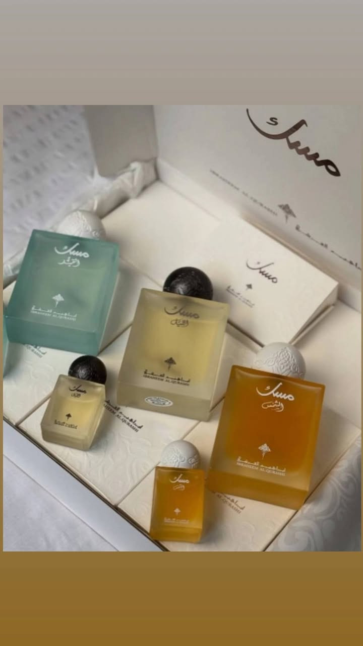 ⁨ سيت مسك ابراهيم القرشي لكلا الجنسين Ibraheem Al Qurashi Musk Perfume Set Unisex 🩵🫧🍬 
يتضمن 6 عطور متنوعة بروائح مميزة وغنية. 
♡  الحجم الكبير 3 قطع 75ml 
♡ حجم ميني 3 قطع 10ml 
النـوتـات العطرية :
- مسك الليل : 😔🌠
البرغموت، الكشمش الأسود، التفاح
خشب الأرز، الباتشولي، الكراميل
المسك، العنبر، الرمان
مسك الشمس : ☀🥹
القرفة، الهيل، زهر البرتقال، البرغموت.
 البوربون، الإليمي، الفانيليا.اللوز الحلو، المسك، الأمبروكسان، خشب الغاياك.
مسك القمر : 🌙💋
الليتشي، الراوند، البرغموت، جوزة الطيب. الورد التركي، الفاوانيا، المسك، الفانيليا، البتاليا. الكشميران، البخور، خشب الأرز، نجيل الهند الهايتي


**إذا كنت صاحب هذا الإعلان وتريد حذفه لأي سبب، رجاءا أرسل رسالة إلى الدعم الفني**