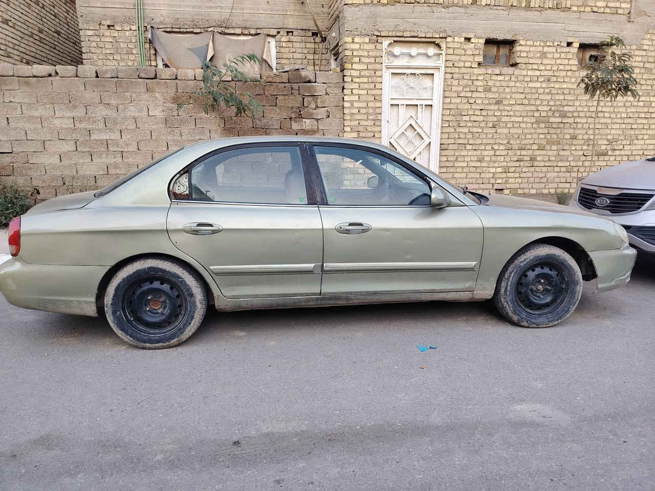 السلام عليكم سوناتا موديل 2000 مكينة مسكر كير اوتو بلادي رقم واسط وراعيها يمي كير ومكينة مكفولات كهربائيات كلها شغالة نقصها تبريد ( حدادية 80٪) مكاني واسط سعر 28 وبيها مجال ***********
