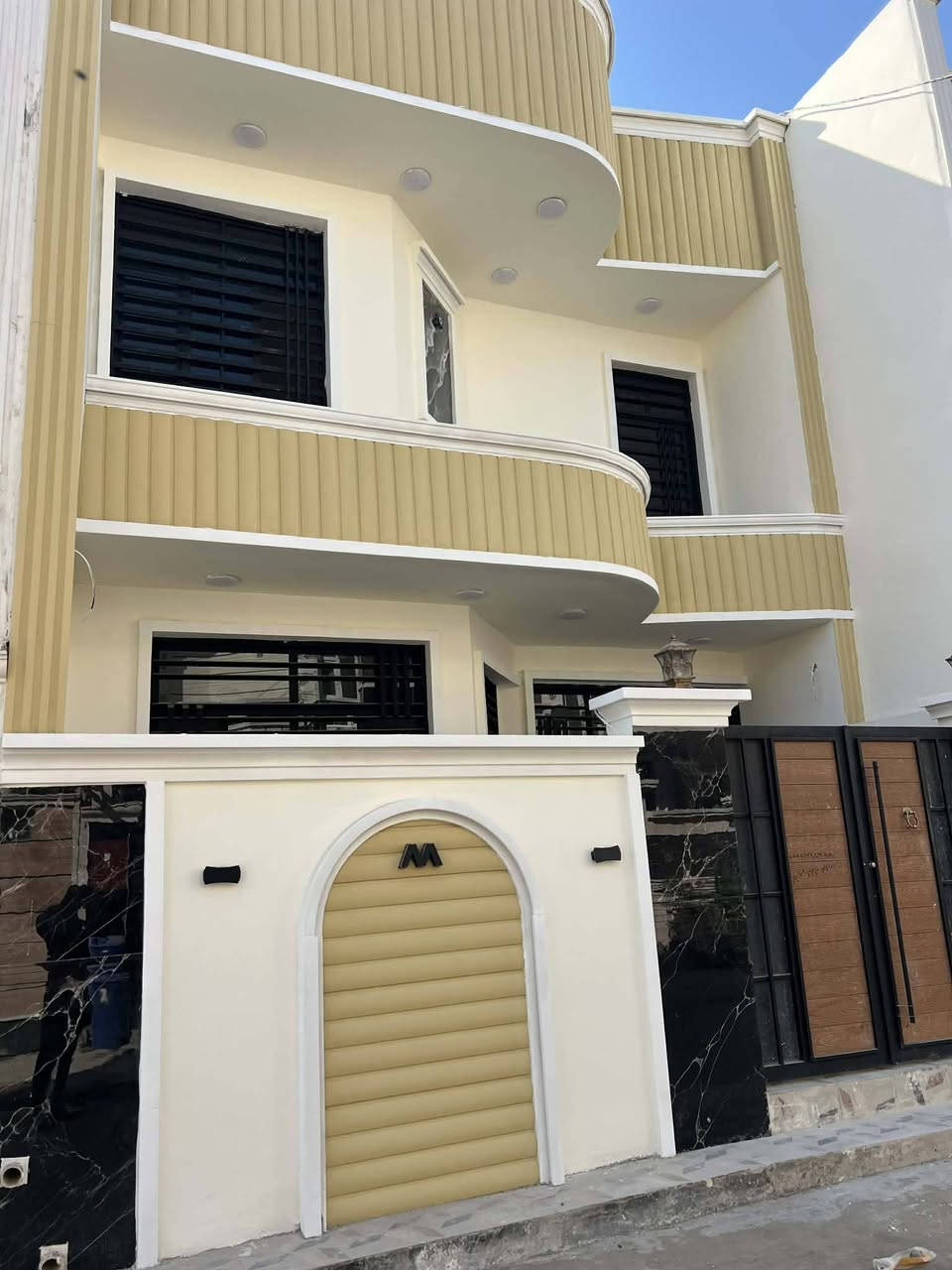 سلام عليكم بيت للبيع
طابق ونص سلطان الثالث فرع الخامس مفتوح تنازل قلعه 
طابق الاول بلوك الثاني طابوك 
فول بناء حديث ما مسكون 
‏١٠٠ متر 
وجه ٦ وربع 
نزال ١٦
فول خدمات مي كهرباء تبليط
تنازل وقرار قاضي
سعر 118 مليون 
الاستفسار ***********
