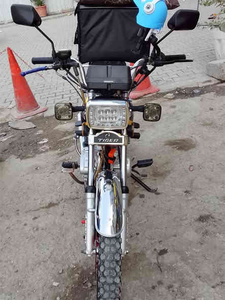 ايراني للبيع دراجه كلش حلوه بيه عقل رياضي يعني بيه نضام فصلات 4درجات صالنصه طرب الصوت كلش حلو اوراق كامله دراجه كلش حلوه اربعه كير السعر 600 بيه مجال بسيط العنوان بغداد المنصور  ***********
