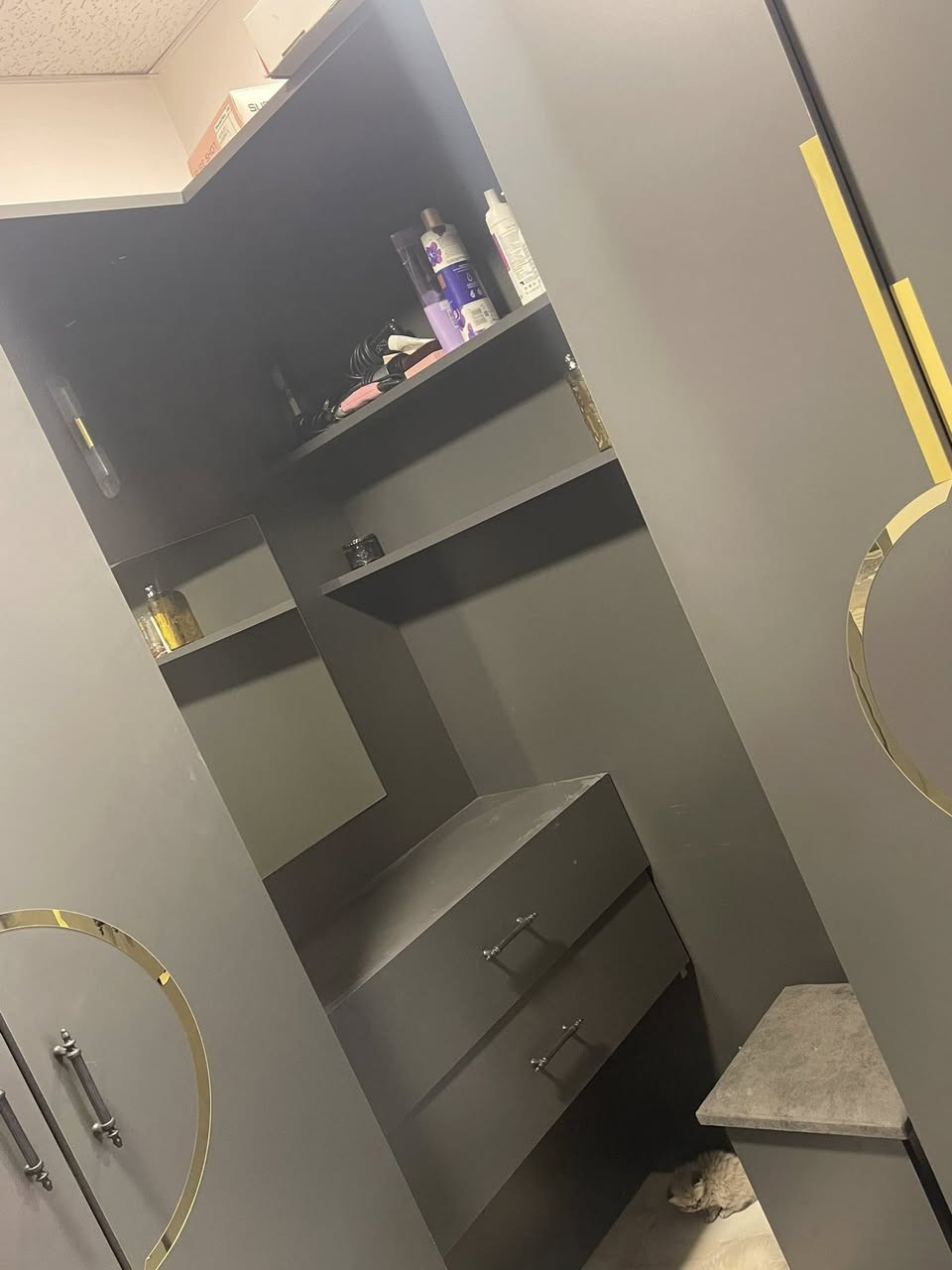 غرفه جديده تركيه زاويه مستعمله فقط اشهر قليله مابيها اي ضرر واياها دوشك قفلها ب800 الف خمس قطع بكاني بغداد المشتل لشرايه يتواصلون عل هذا رقم ***********
