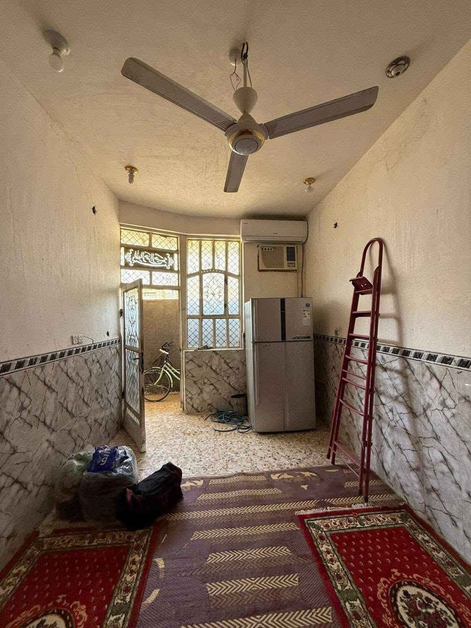 بيت مؤثث للبيع 
ال رباط زراعي 
100 متر مربع 10/10
بناء طابوك زغار كونكريت مسلح 
غرفة نوم كبيرة وصالة ومطبخ وصحيات خارجية وداخلية وبراني..
اقرار محكمة..
الاثاث الي بيه..
سبلت 2 طن عدد 2
مكيف 2 طن عدد 2
ثلاجة كبيرة مو دنكا
مجمده 
غسالة ملابس 
براد ماء
مبرده 
طباخ 
شاشة بلازما وستلايت 
منظومة انترنت متكاملة 
ميز نضد خشب
خزانات مياه وكيزر وكامل الكهربائيات 
السعر مع كل الاثاث 44 مليون مع مجال قليل..
للاستفسار 
***********
***********
