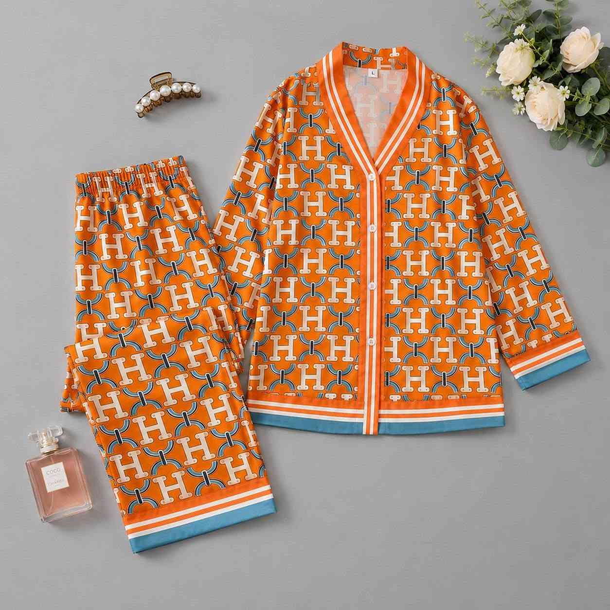 #تخفيضات 

تراك نسائي اوربي يناسب جميع الاذواق 😍

الخامه حرير زبدة الاصلي وليس ستن 💯

القياسات S - M - L - XL  قياس العارضه M

سعر الدرزن 12 قطعه 77 الف 

سعر القطعه مفرد 10 فقط 

يوجد توصيل جميع المحافظات

للحجز ‏‪***********‬‏
