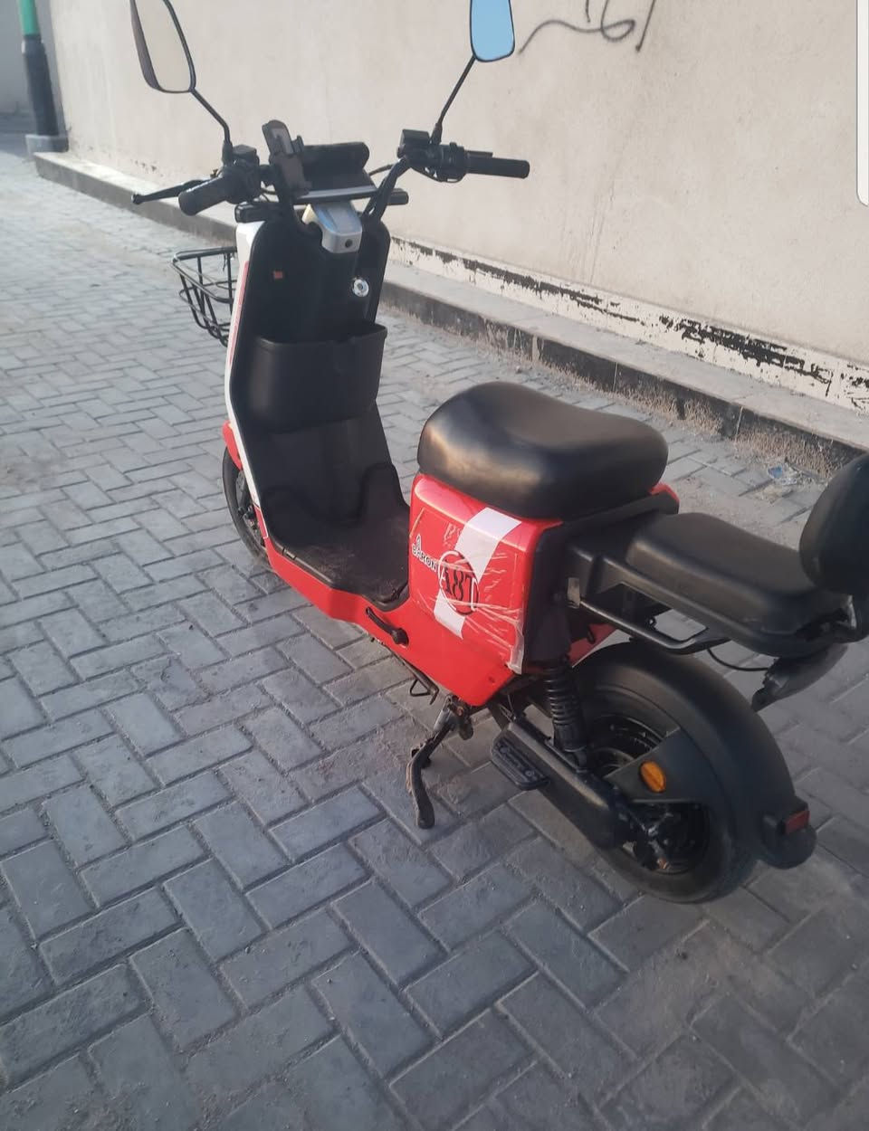بطاريات /33 امبير 
ملف /2000 طبع
سرعه/99 بل شاشه
اسويجيت و بصمتين مع صوت انذار ضد سرقه 
نظام p 
نظام R بك  
دراجه شغاله استخدام شخصي من المدرسة للبيت فقط خصلت المدرسه ورايد ابيعه محتاج ومستعجل على بيعتها ماخذها 600 وصل موجود رايدها 450 وبيها مجال 350 ما ابيع 
عنوان البصره التنومه شارع الإطفاء 
رقم/ ***********
