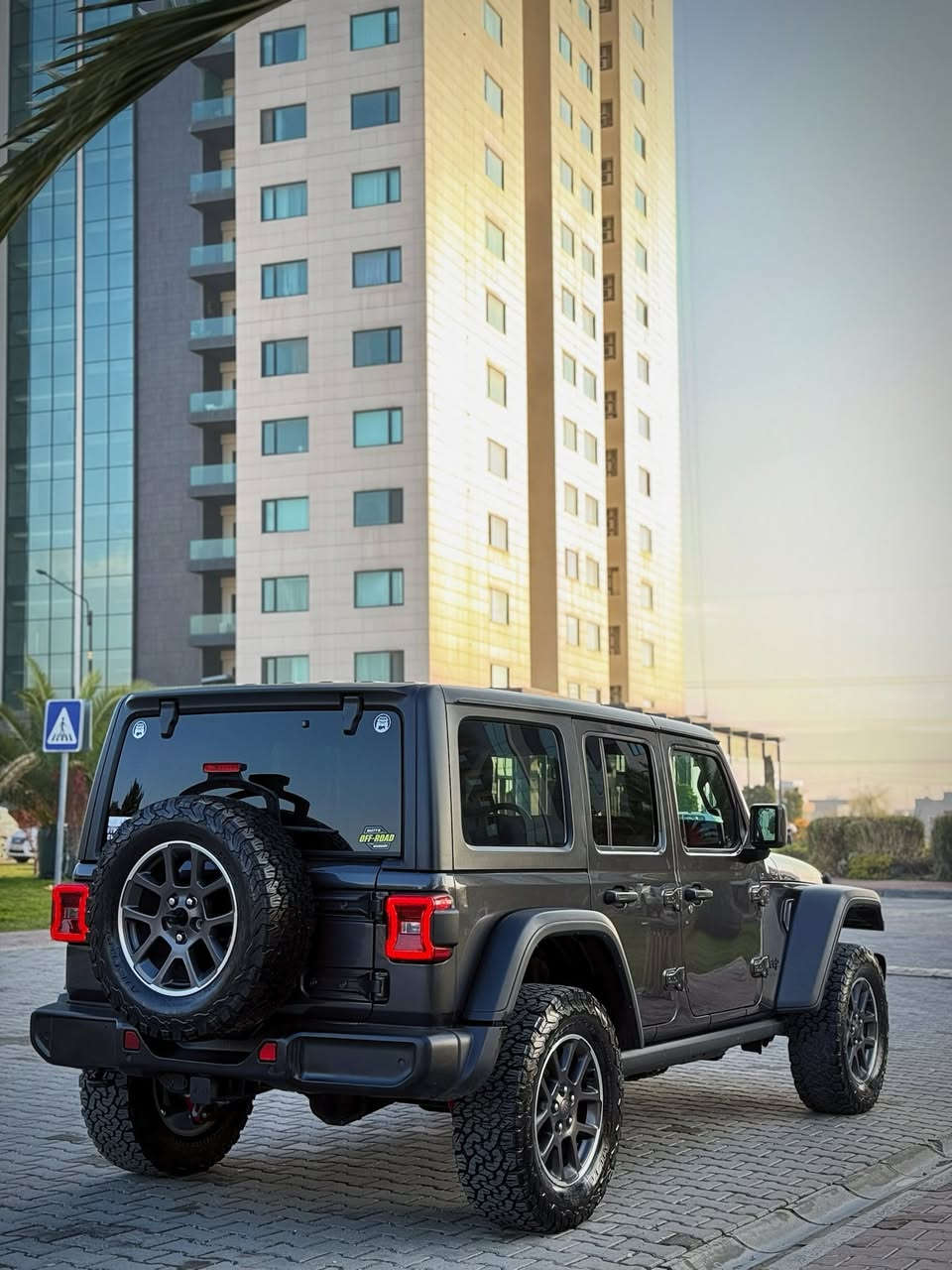سلام عليكم 
‎للبيع فقط جيب رانگلر
JEEP WRANGLER WIILYS  10TH ANNIVERSARY 
 WIILLYS فول فول مواصفات 
‎موديل:2024
ماشي 22 الف فقط
‎المحرك: 4 سلندر 2.0 تيربو
ضرر قبغ جنطه خلفي تبديل بيلادي نفس لون بدون صبغ
بدون دواخل بدون ايباك
‎سياره بدون قطره صبوغ  
‎مكفول گير محرك 

‎سياره بدون رقم تترقم شمالي فقط اربيل سليماني دهوك  ♦️♦️
‎المواصفات :
‎▪️بسمه،  تشغيل عن بعد 
بسمه ابواب
‎▪️داخل جلد لون حمره
كشنات تدفه 
استيرن هيتر
صماعه ALPINE
‎▪️دفع رباعي 4*4
نيزام ديفلوك يعني قفل اكسل امامي و خلفي 
سيستم كامل ربيكون مال شركه
شاشه كبير كاميرا 4k 
حساسات خلفي
رادار امامي جانبي خلفي 
اميرجينسي بريك
‎▪️ شاشه كبيرة مع نضام ملاحة نفكيشن GPS 
‎▪️كاميرا خلفية مع امكانية التقريب (زوم) .
‎▪️نظام (Auto stop)
‎‏ABS,TC,Off-road page
‎▪️مرايا متحسسة للاضاءة العالية .
‎▪️ لايت مع بلوجكتر زنون .
‎▪️ بك لايت مع سكن لايت LED .
‎▪️ سقف 3 قطع قابلة للازالة .
‎▪️ ابواب قابلة للازالة .
‎▪️ نظام (Auto Start System) التشغيل والاطفاء الاوتوماتيكي للتوفير في صرف الوقود .
📍مكان سياره سليماني 
📞 ***********
