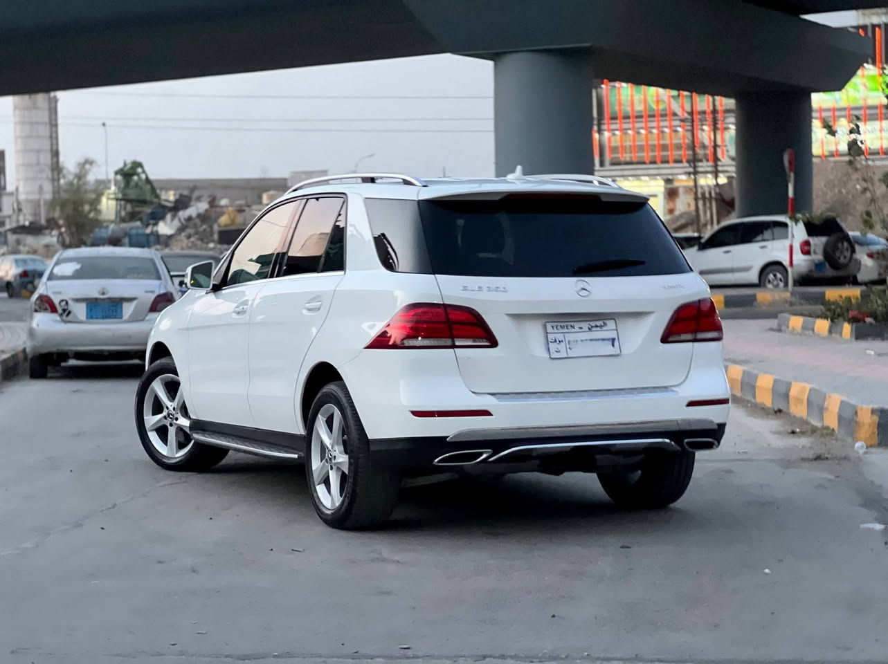 🔷 مرسديس GLE350 2018 وارد فل كامل 
🔷 موديل: 2018
🔷العداد: 35 الف ميل
🔷 موجودة في: صنعاء
🔷 المواصفات:
⭐ نظام تشغيل بالبصمه
⭐ نظام الدفع الرباعي الخاص بمرسيدس (4MATIC) القوي والذكي الغني عن التعريف 
⭐ فتحة سقف كهربائية بانوراما 
⭐ 5 كيمرات للرؤية بزاويه360درجة 
⭐ كراسي جلدية لون بيج
⭐ كراسي متحركة كهربائياً.
⭐ سخانات وبرادات كراسي 
⭐ مكيف مركزي امامي وللمقاعد الخلفيه
⭐ شاشة  5 انش مع مشغل CD.مدخل USB
⭐ كيمرا خلفية للمساعدة على الركن
⭐ مقود متحرك ومتعدد الاغراض.  
⭐ نظام الحقن الكتروني للوقود GDI
⭐ محرك V6 سعة 3.5 لتر
⭐ قوة 302 حصان / عدد لفات 6500 لفة في الدقيقة
⭐ اقصى عزم للدوران 273 رطل -قدم / عدد لفات 5250 لفة في الدقيقة
⭐ ناقل الحركة 7 سرعات اوتوماتيكي
⭐ تستهلك السيارة ” داخل المدينة ” 10.3 لتر لكل 100 كم
⭐ تستهلك السيارة ” على الطريق السريع ” 6.9 لتر لكل 100 كم
⭐ خاصية الثبات الالكتروني
⭐ خاصية التحكم في الجر
⭐ خاصية مراقبة ضغط الهواء داخل الاطارات
⭐ خاصية تثبيت السرعة
⭐ عدد 9 وسائد هوائية امامية وجانبيه لحماية السائق و الركاب
⭐ المكابح مانعه للانزلاق ABS / توزيع قوى المكابح الكترونيا EBD / خاصية مساعد المكابح
⭐ سعة خزان الوقود : 97 لتر
⭐ التسارع من 0 الى 100 كم في 4.6 ثانية
⭐ السرعة القصوى 250 كم / ساعة
⭐ راديو / مسجل MP3 / مشغل CD  
⭐ حساسات للمساعدة فى الركن 
⭐ خاصية البلوتوث للرد على الهاتف
⭐ مكيف خلفي للكراسي الخلفيه 
⭐ والعديد من مواصفات الامان والرفاهيةالتي تتميز بها مرسيدس بنز.
رقم القعادة :   4JGDA5HBXJB065408
🔷 السعر: ( 24000 )$دولار.
#للـــــتــــو𝟕𝟕𝟓𝟒𝟏𝟓𝟒𝟏𝟗اصــــــــل📲👉
فريقنا جاهز للرد دائماً 
775415419 يمن موبايل 
739995419 يو


**إذا كنت صاحب هذا الإعلان وتريد حذفه لأي سبب، رجاءا أرسل رسالة إلى الدعم الفني**