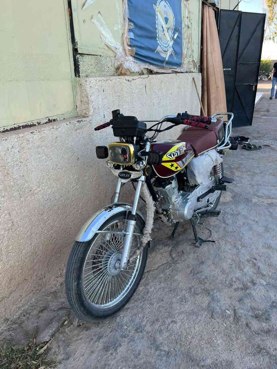 السلام عليكم سولنك 4 كير موديل 25
الدراجه نضيفه وشرط شلعه ومعدل والمحرك مابي اي صوت حتى صوت فيلس مابي 
***********
