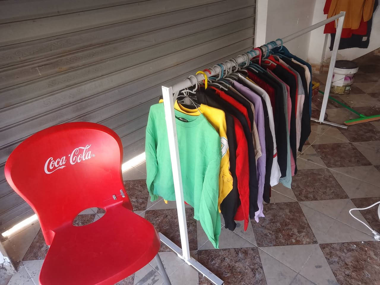 اخوان عندي هاي البالات شتوي للبيع 400 قطعه شلع ابيعه اب 60 الف كله نضيفات بي سويتر ولادي وبناتي وقميس وبنطرون وقماصل رجالي ونسائي وملابس اطفال اذا شراي خابرني وتدلل رقم الموبايل ***********  والخاص مفتوح .
