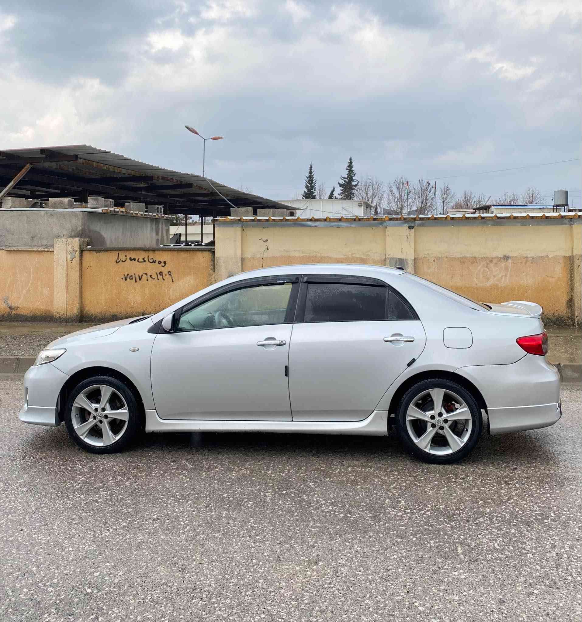 تۆیۆتە کرۆلە 2008 کامل کراوەتە2013 تۆماتیک مەکینە گەورە فۆرمیکە تایەو ویلی 17 لەژێرە نوێیە سیارەکە توندو تۆلە بێ کێشەیە  5 پارچە بۆیاخی هەیە پێشو دواوەی  ناودەرگای کەپسە تەنها ناودەرگای دواوەی سەکن کەمێکی هەیە کال بوونەوەی نیە تەحویل گێر مەکینە تەبریت سارد و گەرم بەشەرت نرخی 90$مەجال   
ژمارەی خاوەنی واتس ئاپ : *********** أربيل, العراق
