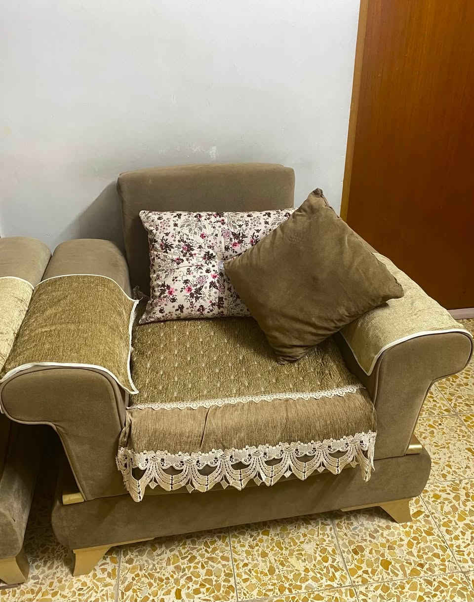 ✨ تخم تركي للبيع✨
✅ السعر: 300 الف 
المواصفات:
* 5 مقاعد (2 كبار + 1 وسط + 2 صغار)
* مخزن داخل كل مقعد
* المقعدين الكبار يتحولن إلى سرير
* مريح وعملي جدا للعائلة
📍مكاني : طويريج / حي الكردي اي تفاصيل و صور اكثر راسلوني خاص


**إذا كنت صاحب هذا الإعلان وتريد حذفه لأي سبب، رجاءا أرسل رسالة إلى الدعم الفني**