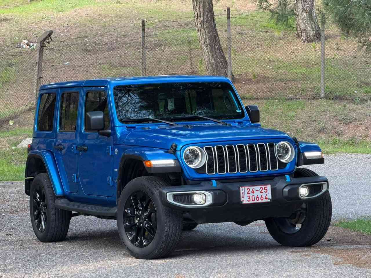 Jeep 2024 Sahara 4xe 
فوول فوول موصفات
(شحن +هايبرد)
الضرر تعديلين ع بارد
ماشيه25 مايل
مكان سيارا دهوك
السعر 338  ومجال
للستسفار//
***********
***********

موصفات //
لون مميز
فول فول موصفات
قمارا تتفصخ صير كشف
بصمه
لوكير
كشنات جلد
كشنات كهرب
كشافات عدسه
شحن خارجي
هايبرد
هيتر بل ستيرن
كشن هيتر
شاشه
تشغيل عن بعد
دمام خلفي
كامرات 
رادار امامي 
فول تحكمات ستيرن
بعد بيها هوايه موصفات
ملاحظه سيارا حيل حيل نضيفه و ما بيها مصرف الف دينار و كلها بشرط السيارا
