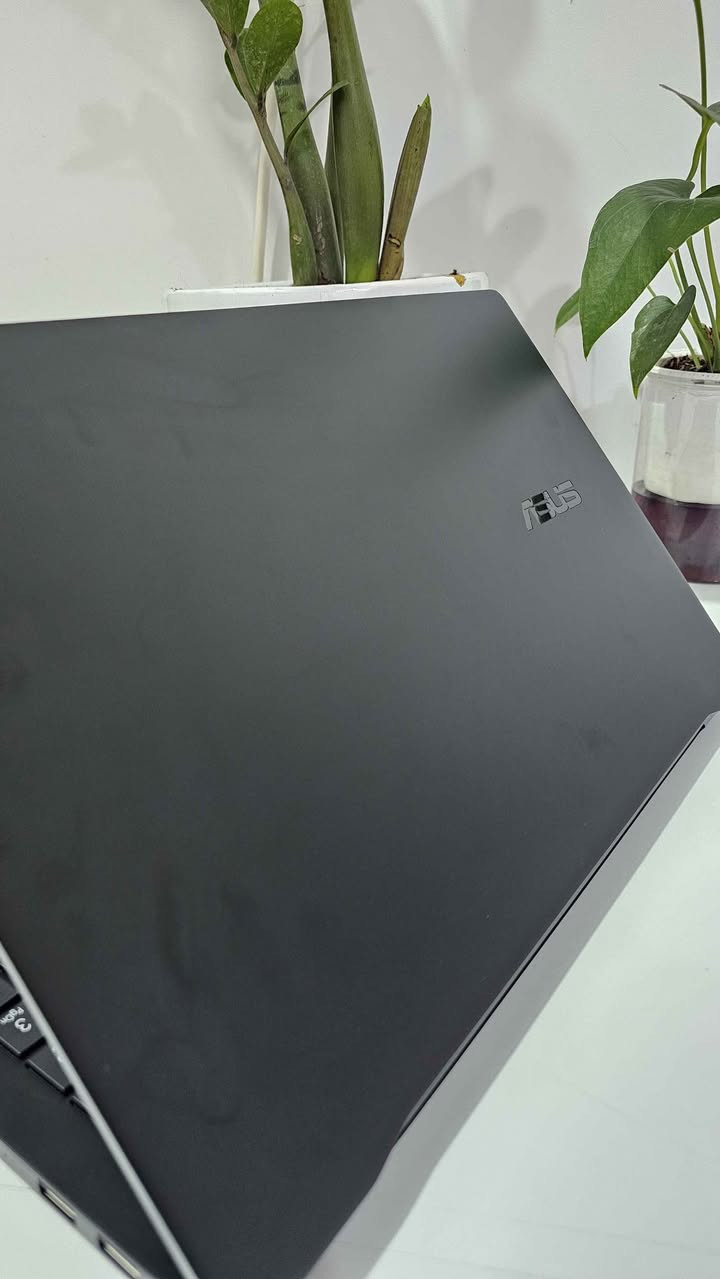 🚀 للبيع: لابتوب الذكاء الاصطناعي الثوري - ASUS Vivobook S15 S5507QA (X Plus) 🚀
(أحدث جيل من حواسب Copilot+ PC النحيفة والخفيفة فائقة الأداء).
إذا كنت تبحث عن لابتوب ذكي بمواصفات جيل المستقبل، يجمع بين السرعة الخارقة، والشاشة الأفضل في العالم، وبطارية تخدمك طوال اليوم دون الحاجة للشاحن، فهذا الجهاز مصمم لك!
✨ المواصفات التقنية الفائقة:

* المعالج: معالج Qualcomm Snapdragon® X Plus المتطور (8 نويات، بتردد يصل إلى 3.4 جيجاهرتز) المخصص للأداء السلس وتوفير الطاقة.
* معالج الذكاء الاصطناعي: مجهز بوحدة Qualcomm Hexagon NPU بقوة 45 TOPS لتشغيل كافة ميزات الذكاء الاصطناعي محلياً وبلمحة بصر.
* الشاشة الإعجازية: شاشة OLED مذهلة بحجم 15.6 بوصة بدقة 3K (2880x1620) وتردد 120Hz بألوان فائقة الدقة (100% DCI-P3) مثالية للتصميم ومتابعة المحتوى.
* الذاكرة (RAM): سعة 16 جيجابايت LPDDR5X فائقة السرعة تضمن لك سلاسة تامة في التنقل بين البرامج.
* التخزين: هارد 512 جيجابايت  NVMe PCIe 4.0 SSD فائق السرعة لقراءة ونقل البيانات.
* البطارية الأسطورية: بطارية بقدرة 70Wh تدوم حتى 18 ساعة من الاستخدام المتواصل، تخلص من قلق نفاد الشحن تماماً.
* التصميم والوزن: هيكل ألومنيوم فخم باللون الفضي (Cool Silver)، نحيف جداً (1.47 سم) وخفيف للغاية بوزن 1.42 كجم فقط.
* الاتصال الحديث: يدعم الجيل الأحدث من الشبكات Wi-Fi 7، ويحتوي على منفذي USB4 صاروخيّ السرعة، منفذي USB 3.2، منفذ HDMI 2.1، وقارئ كروت MicroSD.
* ميزات إضافية: لوحة مفاتيح مضيئة بإضاءة RGB (منطقة واحدة)، كاميرا الأشعة تحت الحمراء FHD لدخول آمن عبر الوجه (Windows Hello)، ونظام صوتي نقي وضخم من Harman Kardon.
------------------------------
📌 حالة الجهاز والملحقات:

* الحالة:( مستعمل كالجديد لفترة بسيطة بدون أي خدوش).
* الملحقات شاملة: الشاحن الأصلي السريع من نوع Type-c بدون بوكس .

💰 السعر المطلوب : 950،000 الف
📞 للتواصل : *********** بغداد, العراق
