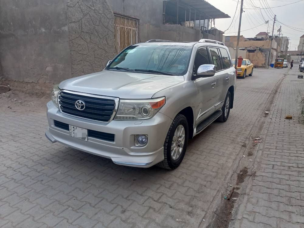 السلام عليكم 
العنوان البصرة
الرقم مميز انكليزي 
مكينة كير كفالة 
بيها ملاحظات بسيطة 
مكينة4000-V6 فول مواصفات فتحة دواخل بيجي وقرميدي شاشة حساسات لايتات كله زنون اصلي مري قلاب
جاهزة مابيها اي نقص.
لطفآ فقط الشراي يتصل
***********
*********** البصرة, العراق
