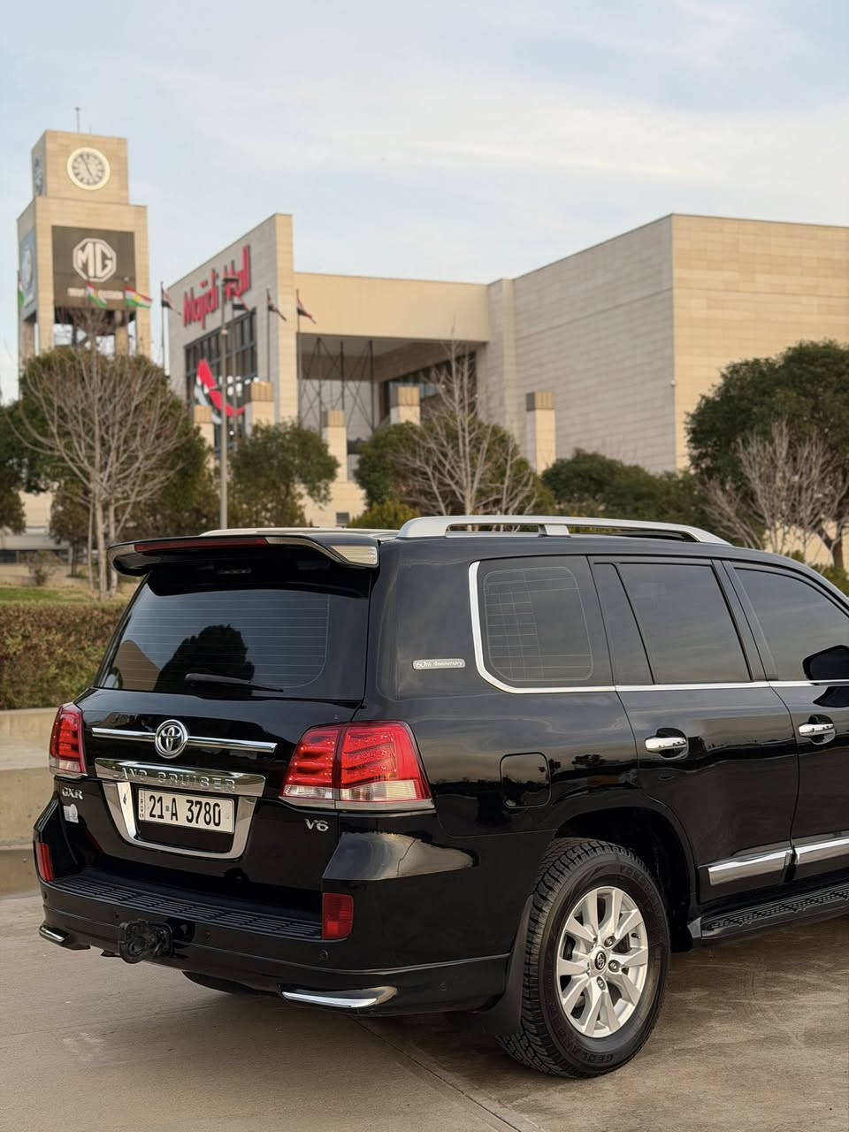 لاندكروز 2011 ستينية فول مواصفات
فتحة سلايت
بصمة ابواب وتشغيل 
ثلاجة  
كشنات كهرباء 3 دكم 
7 راكب 
تبريد مركزي 
شاشة وكامرة
فور ويل 4X4
مري كهرباء واشارة بالمري
تحكمات 
لايتات وكشاف زنون
باقي مواصفات الاندكروزر معروفة
السيارة بيها بابين صبغ فقط والباقي مكفولة
ماشية 155 الف حقيقي بالشرط 
تخم تاير وويل جديد عليها 
سعر 295 $ وماكو هيج سعر بكل السوك
رقم مميز 4 ارقام تحويل او الوكالة بالشرط 

*********** / اربيل
