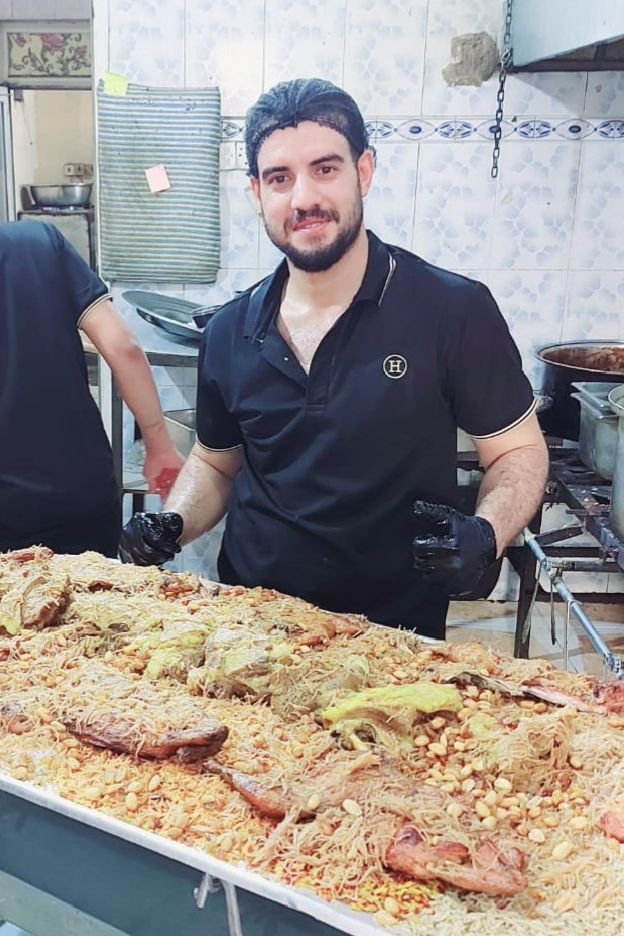 سلام عليكم شيف طباخ شرقي بحث عن عمل في مطعم او شركات وجاهز المناسبات  الانبار ادمن وافق فدوه 
***********
